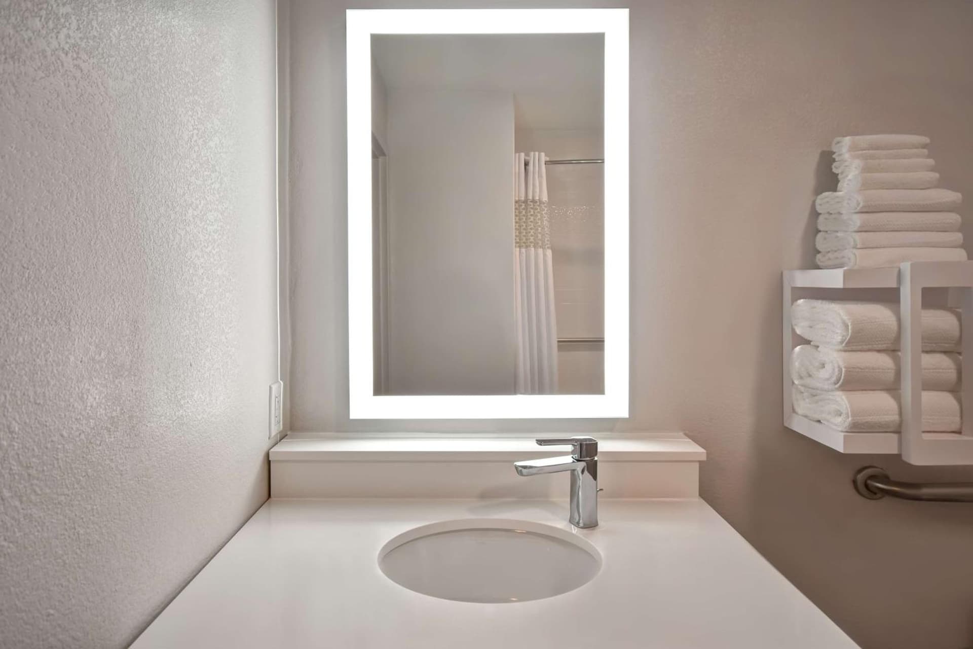 Hampton Inn Potomac Mills Woodbridge gallery photo in Woodbridge, VA — image 28