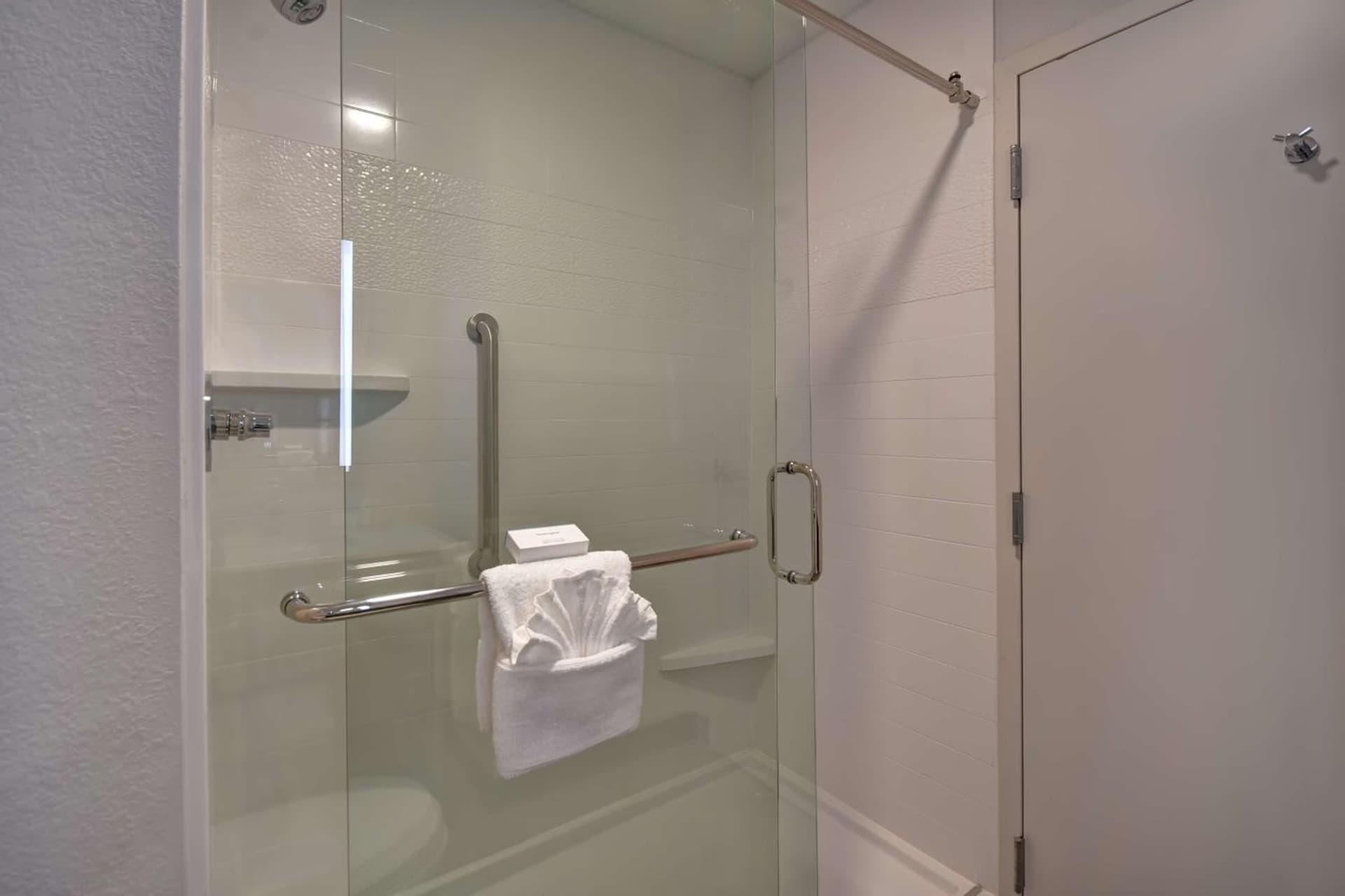 Hampton Inn Potomac Mills Woodbridge gallery photo in Woodbridge, VA — image 7