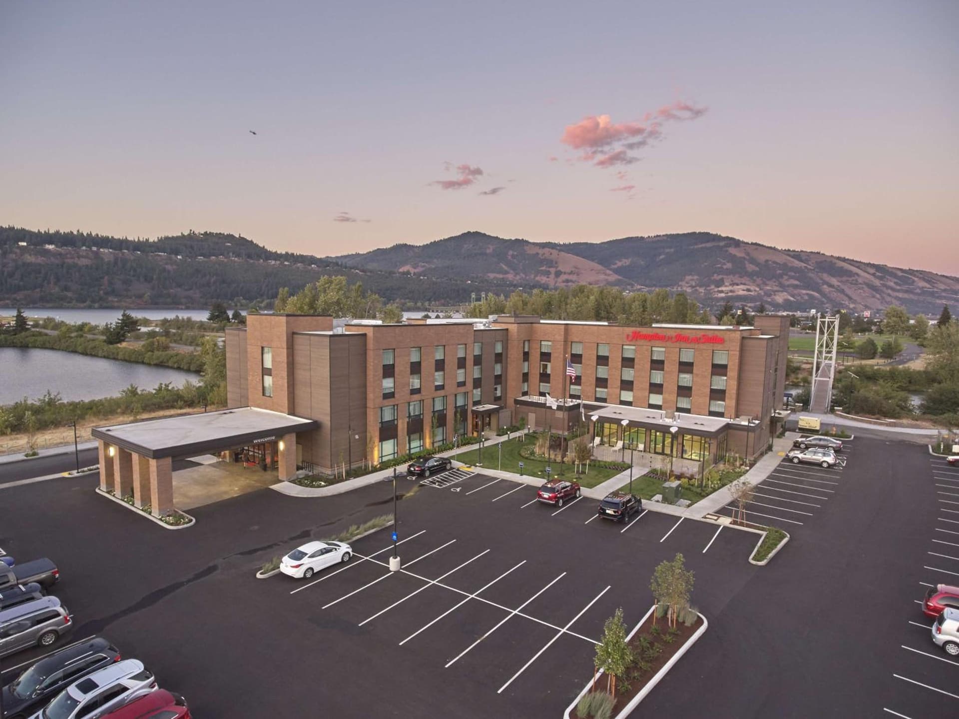 Hampton Inn & Suites Hood River interior in Hood River, OR — gallery photo 2