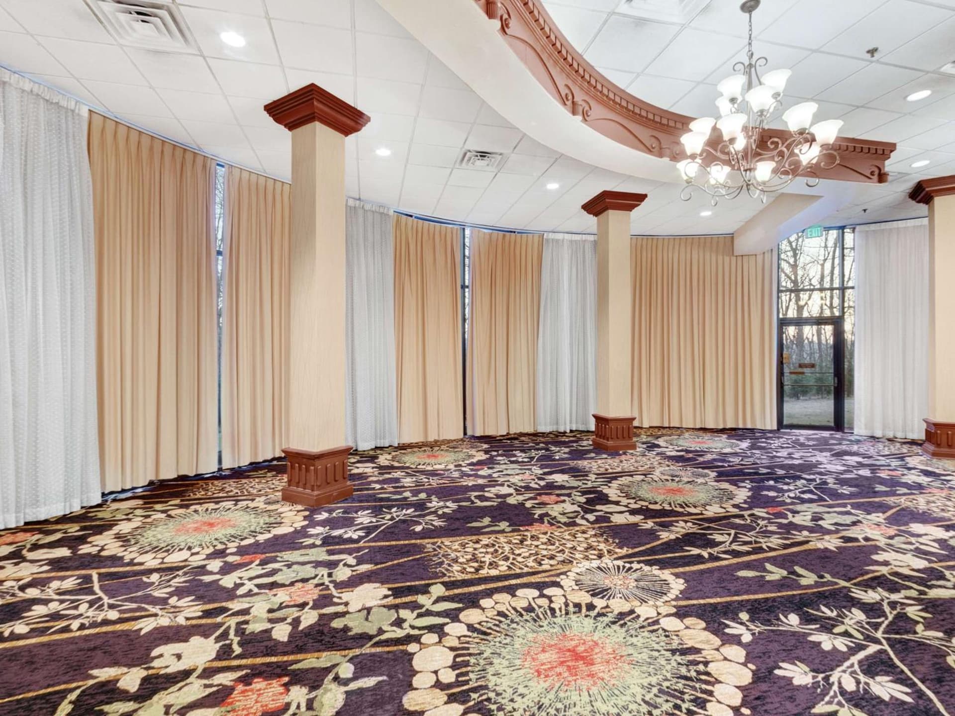 DoubleTree by Hilton Charlottesville gallery photo in Charlottesville, VA — image 7