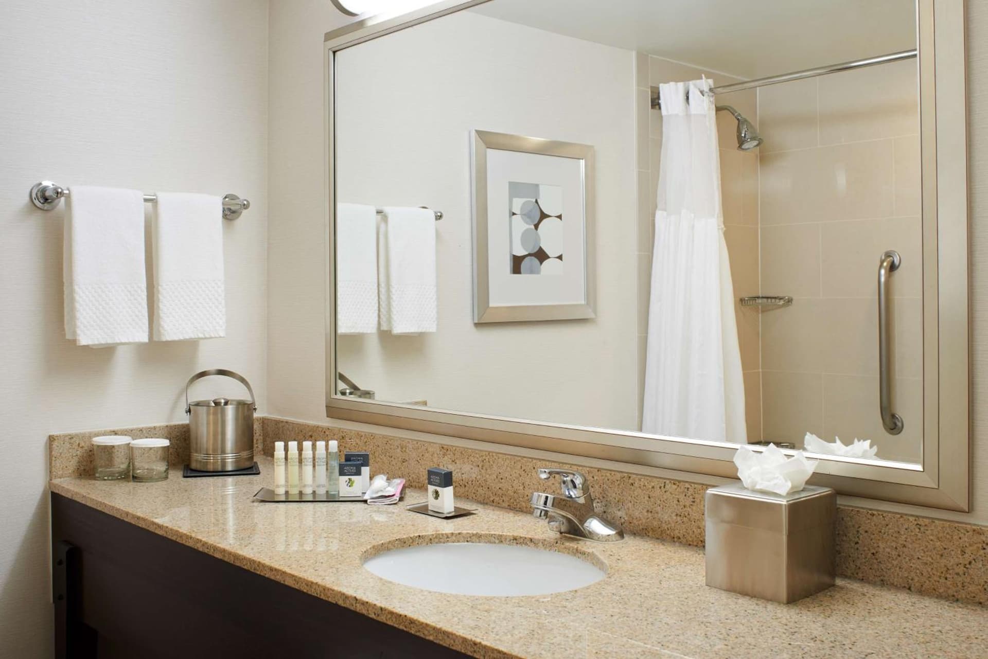 DoubleTree by Hilton Dearborn gallery photo in Dearborn, MI — image 8