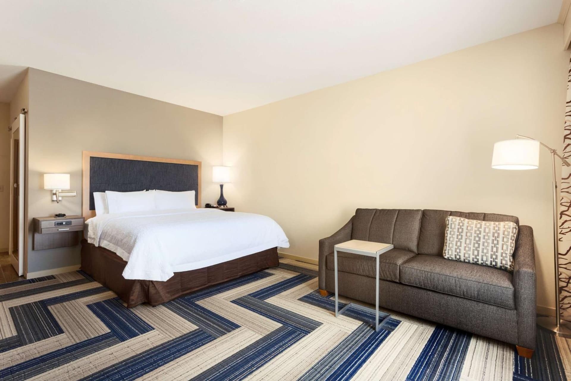 Hampton Inn by Hilton Kennewick at Southridge interior in Kennewick, WA — gallery photo 2