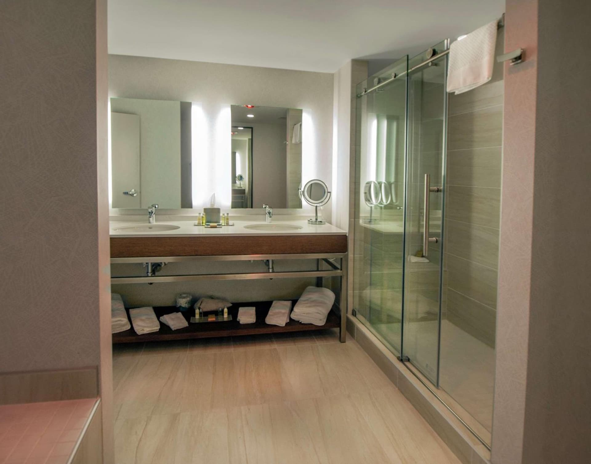DoubleTree by Hilton Hotel Niagara Falls New York gallery photo in Niagara Falls, NY — image 62