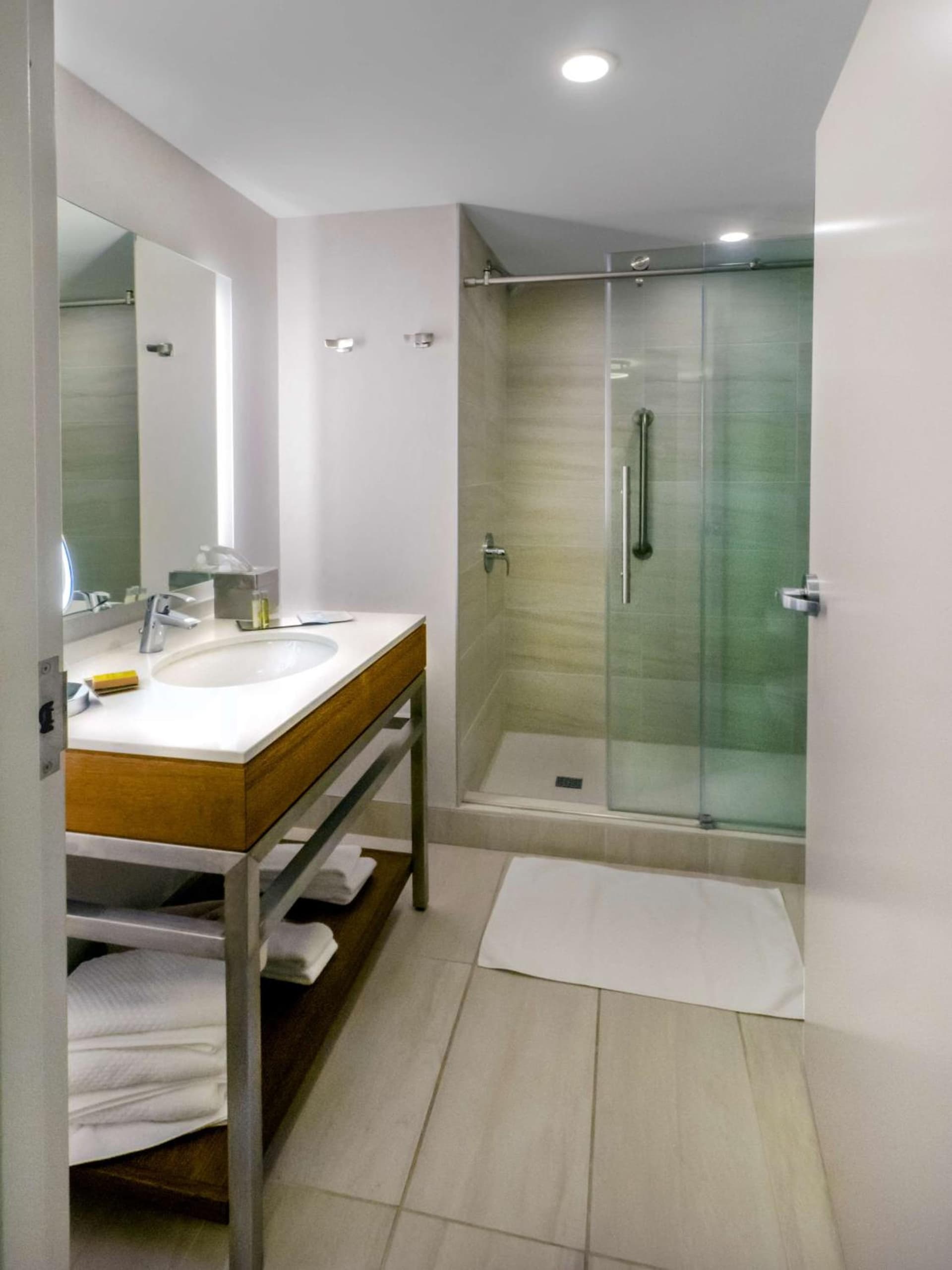 DoubleTree by Hilton Hotel Niagara Falls New York gallery photo in Niagara Falls, NY — image 11