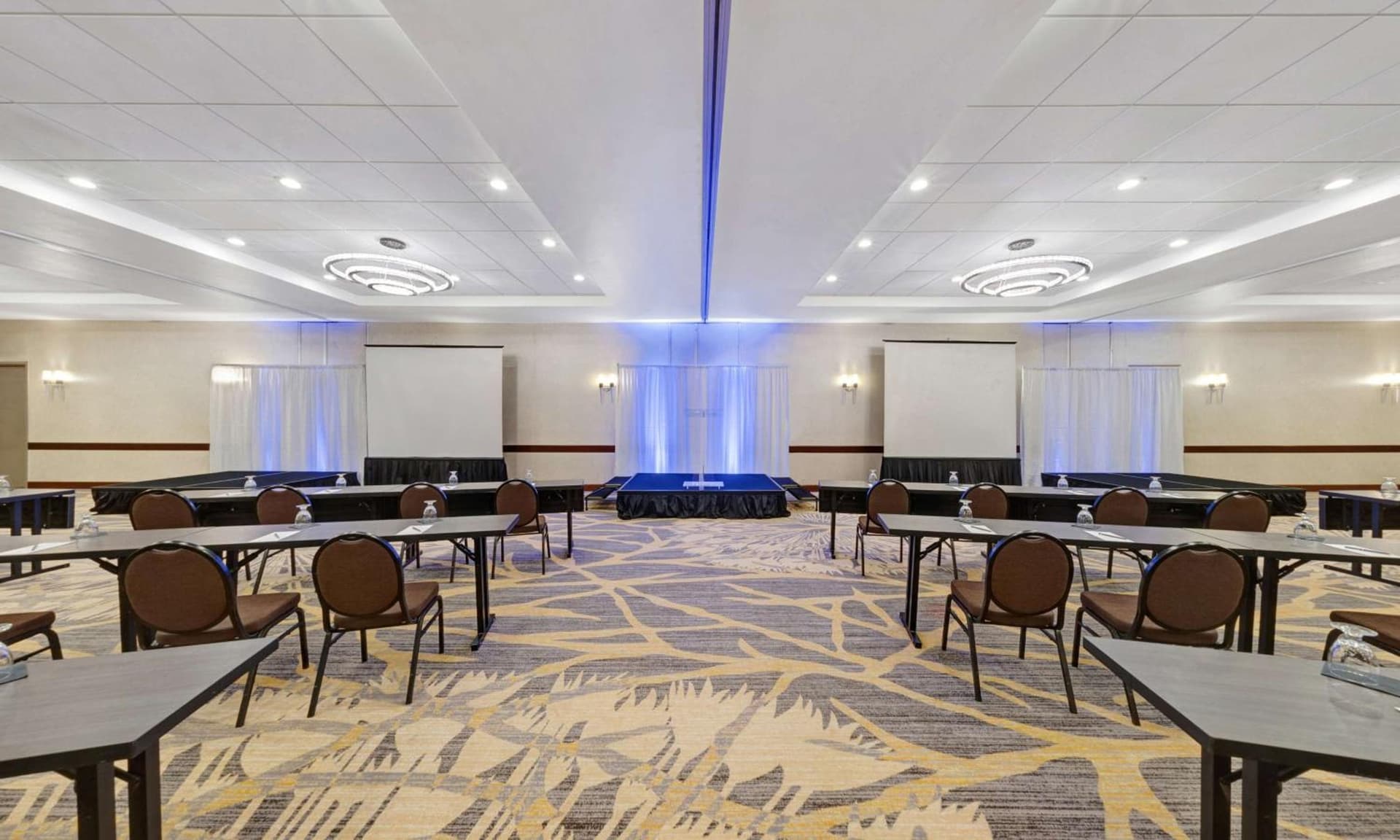 Embassy Suites by Hilton Milwaukee Brookfield gallery photo in Brookfield, WI — image 97