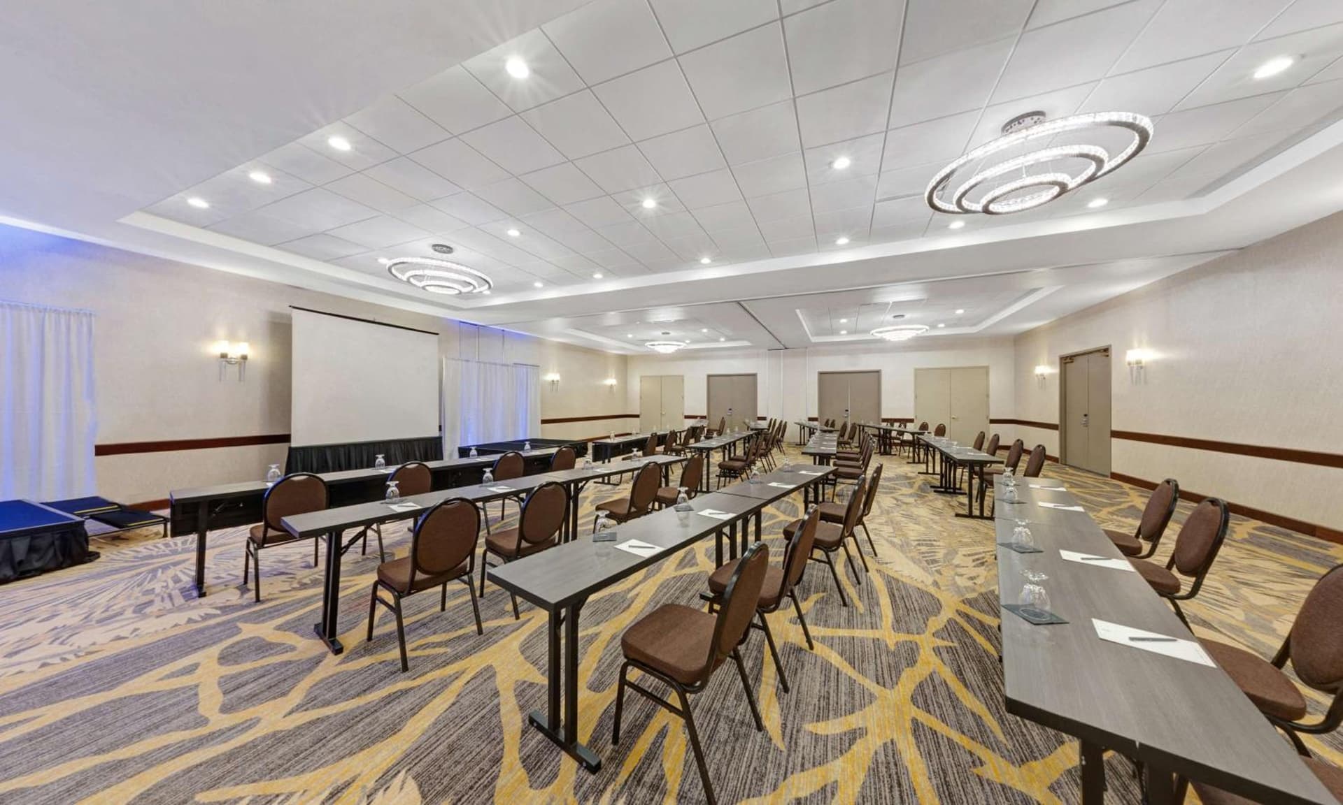 Embassy Suites by Hilton Milwaukee Brookfield gallery photo in Brookfield, WI — image 11