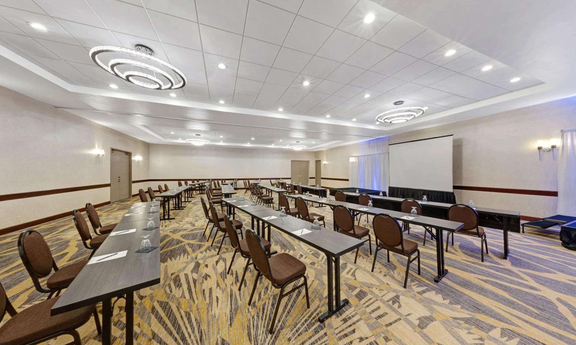 Embassy Suites by Hilton Milwaukee Brookfield gallery photo in Brookfield, WI — image 25