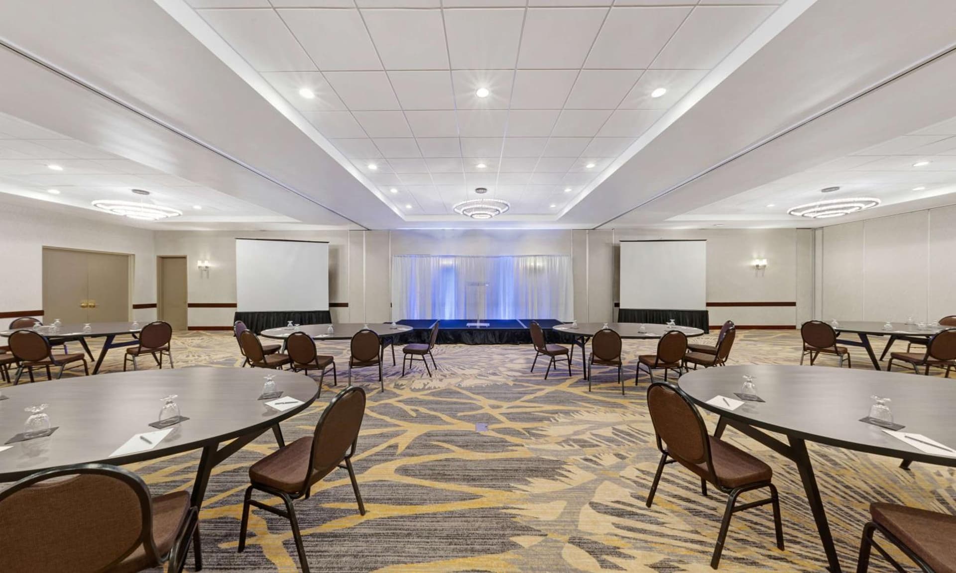 Embassy Suites by Hilton Milwaukee Brookfield gallery photo in Brookfield, WI — image 92