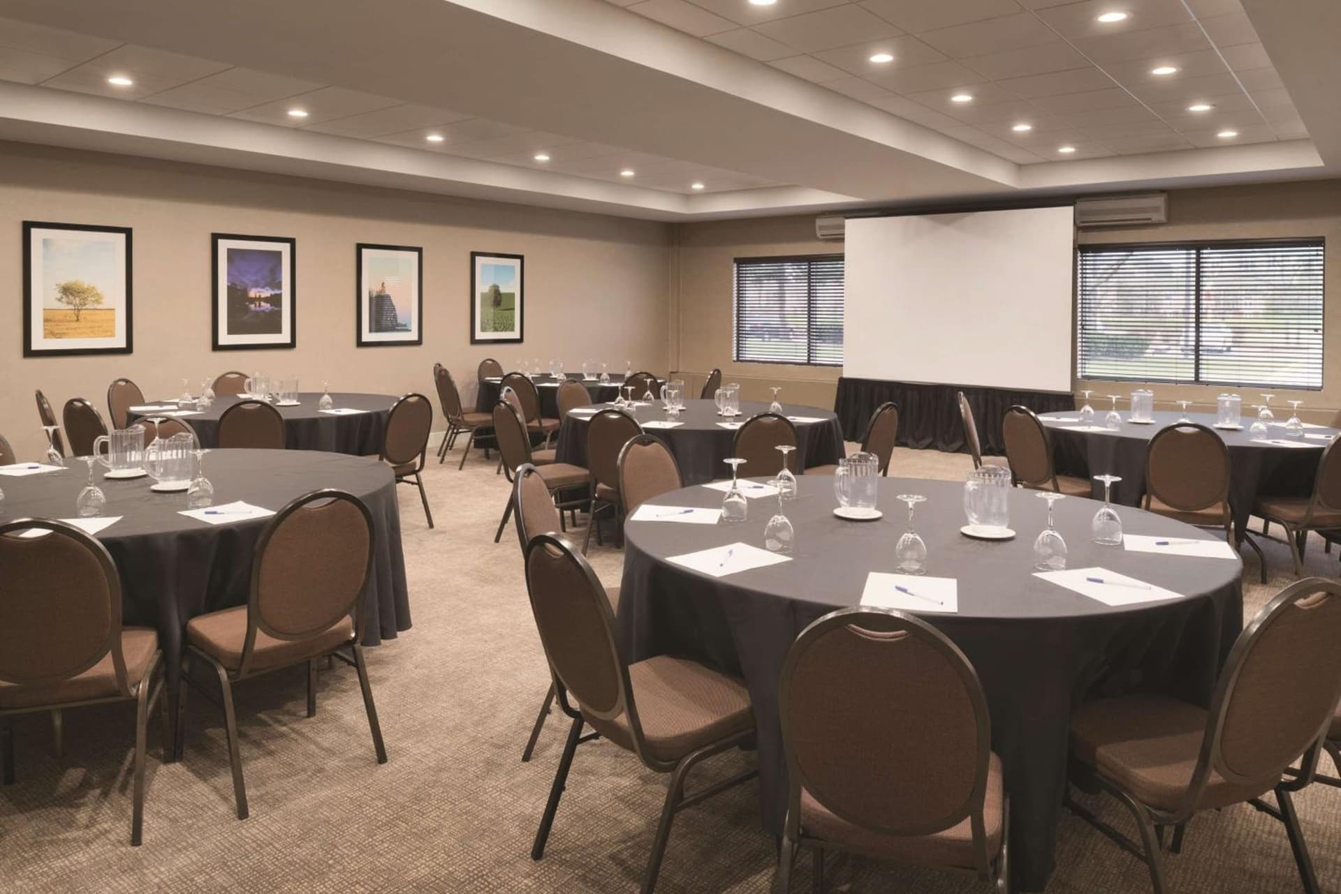 Embassy Suites by Hilton Milwaukee Brookfield gallery photo in Brookfield, WI — image 39
