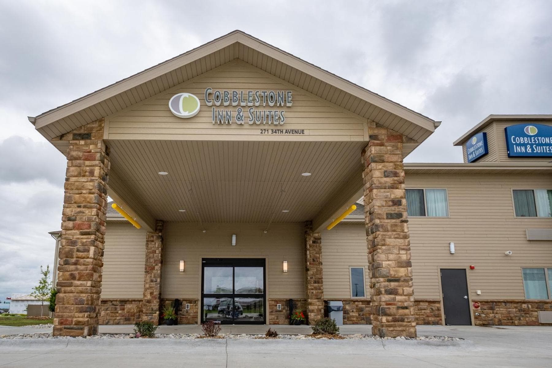 Cobblestone Hotel & Suites-Sheldon featured exterior or lobby in Sheldon, IA — similar hotel