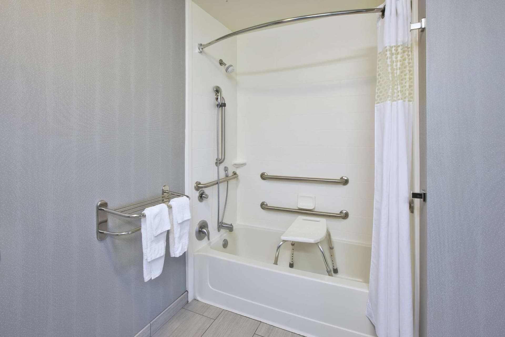 Hampton Inn & Suites - Elyria gallery photo in Elyria, OH — image 7