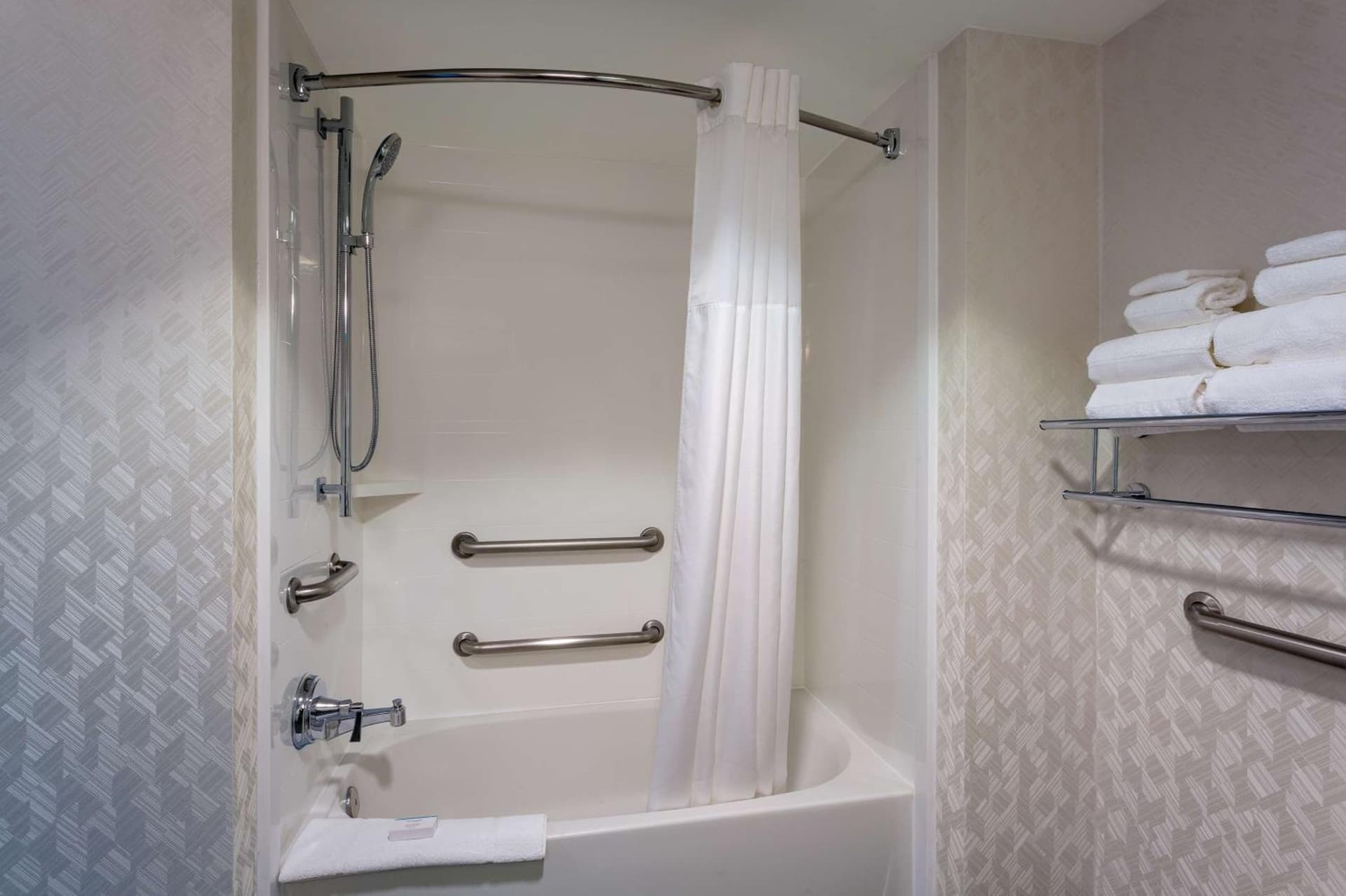 Hampton Inn & Suites Herndon-Reston gallery photo in Herndon, VA — image 10