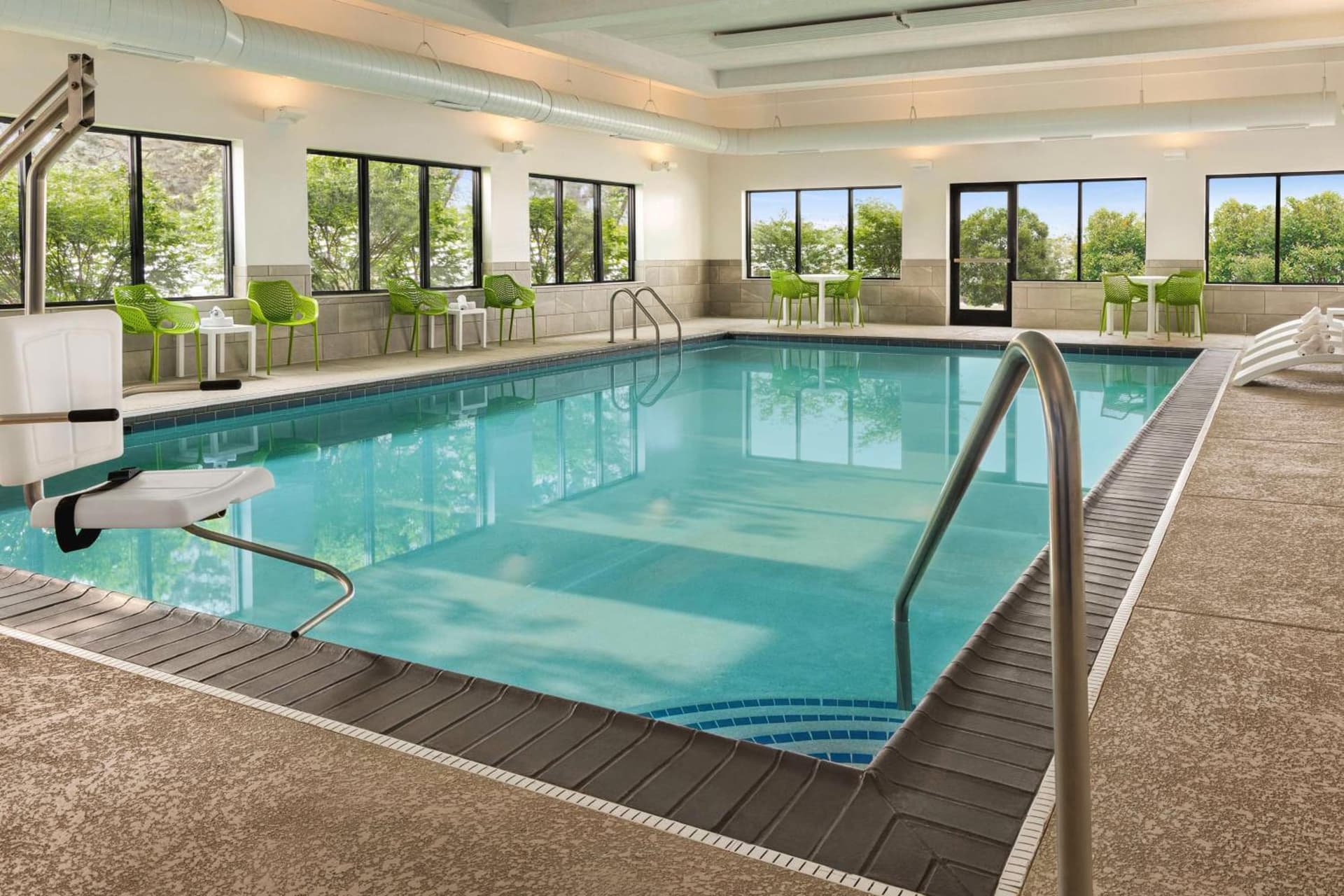 Hampton Inn Chicago-O'Hare International Airport gallery photo in Schiller Park, IL — image 17