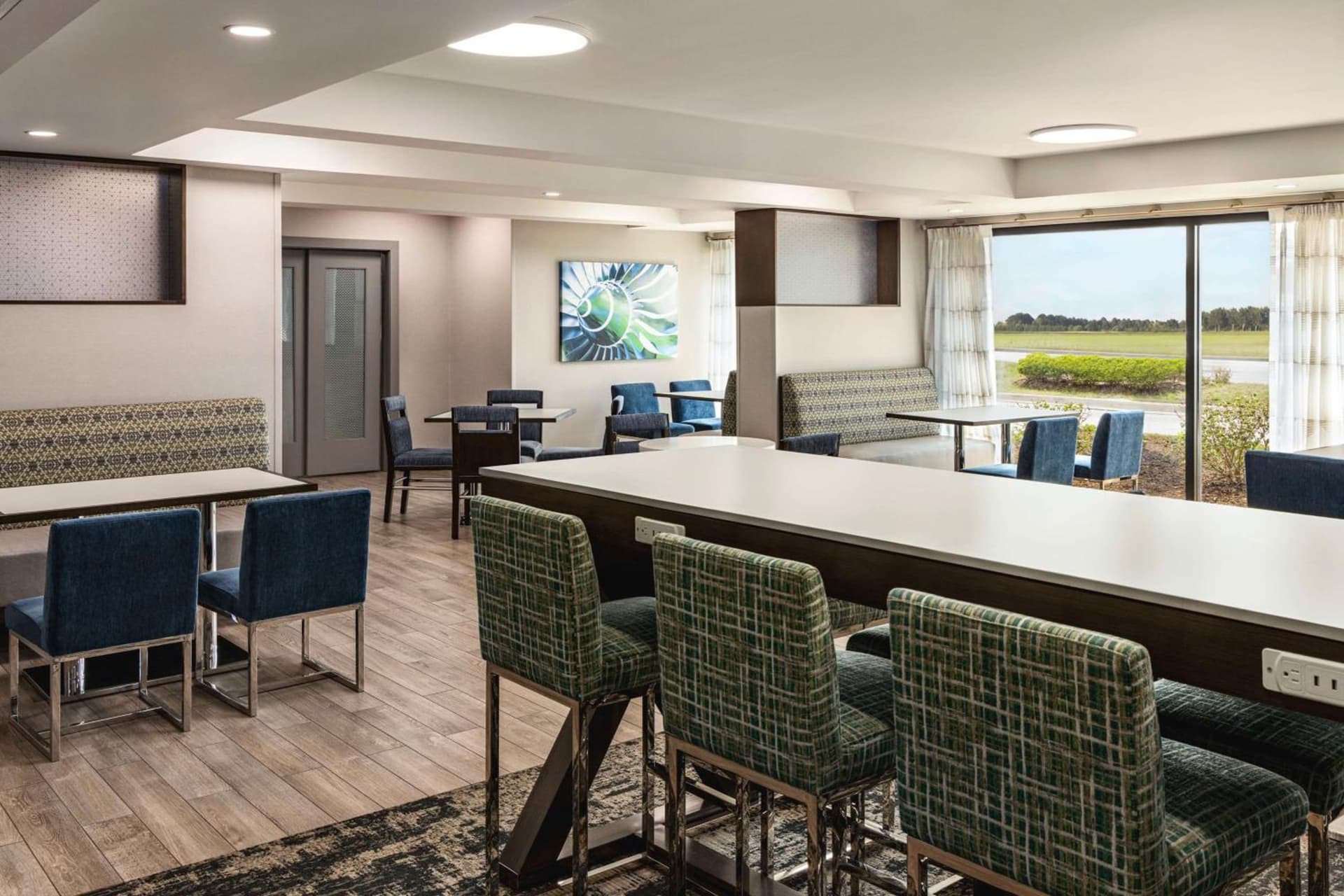 Hampton Inn Chicago-O'Hare International Airport gallery photo in Schiller Park, IL — image 10