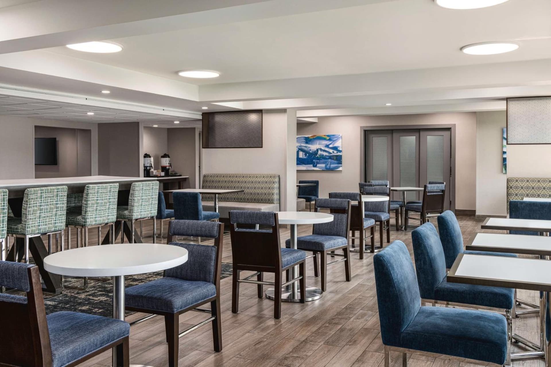 Hampton Inn Chicago-O'Hare International Airport interior in Schiller Park, IL — gallery photo 2