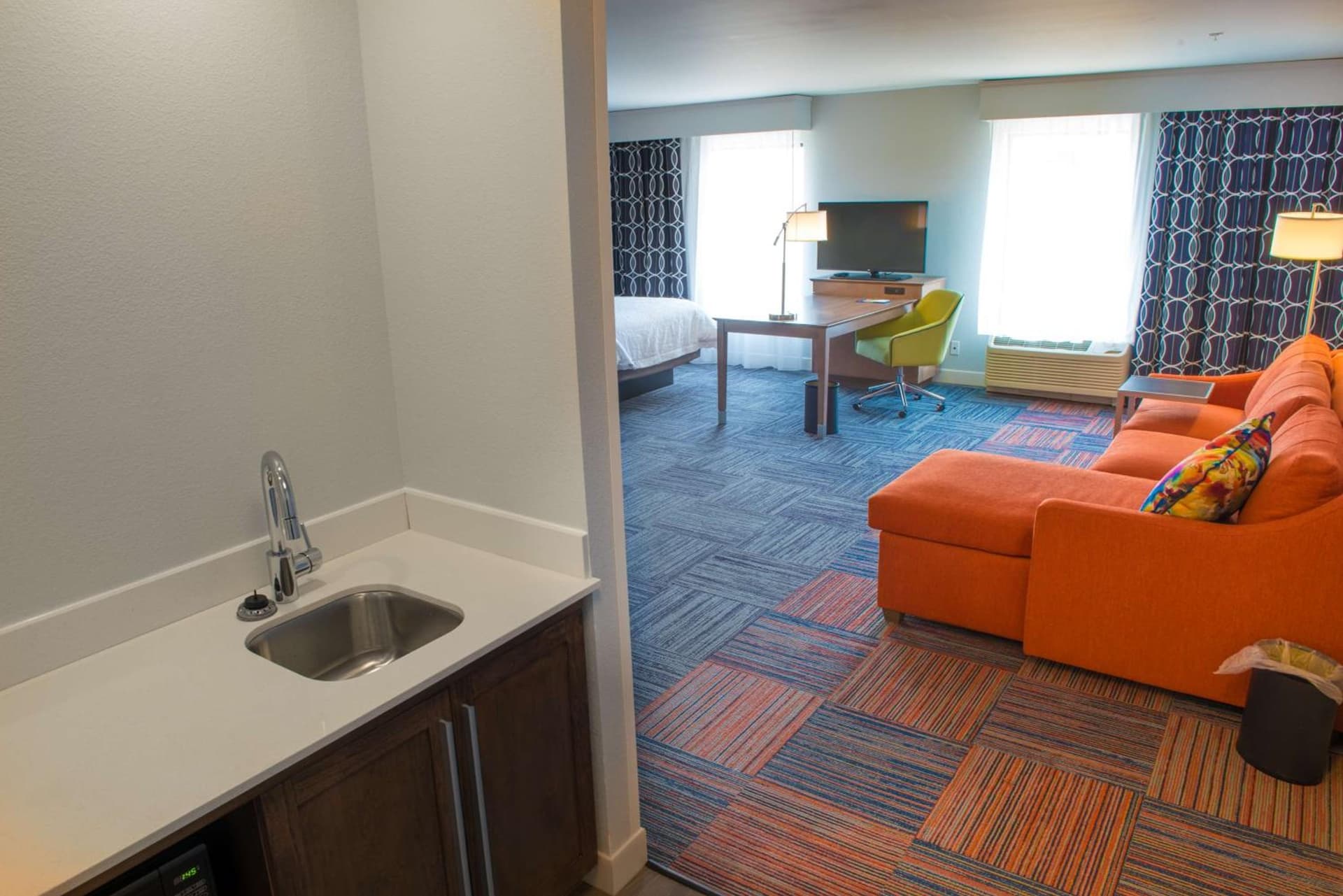 Hampton Inn & Suites Bay City interior in Bay City, MI — gallery photo 2