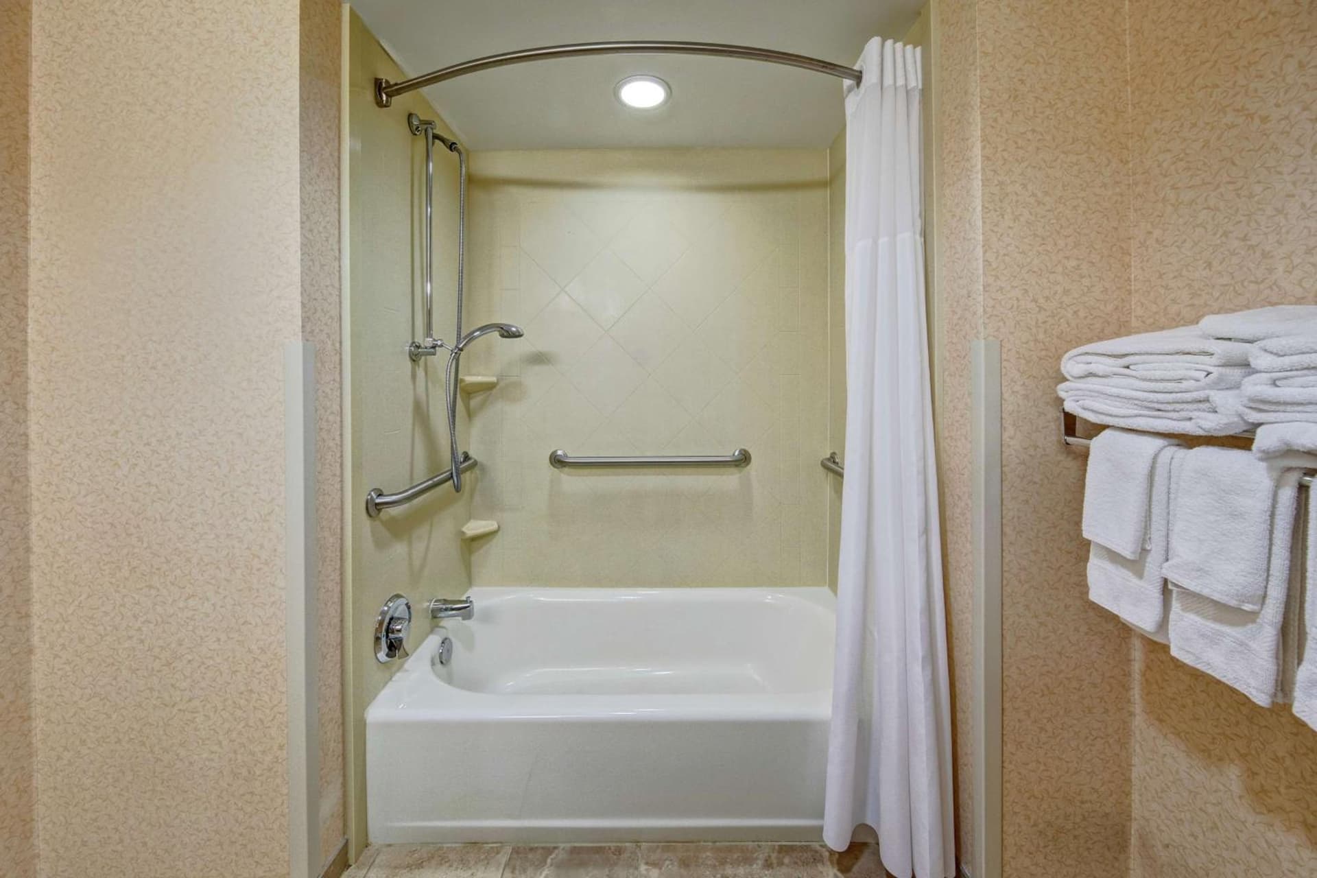 Hampton Inn Cambridge interior in Cambridge, OH — gallery photo 2