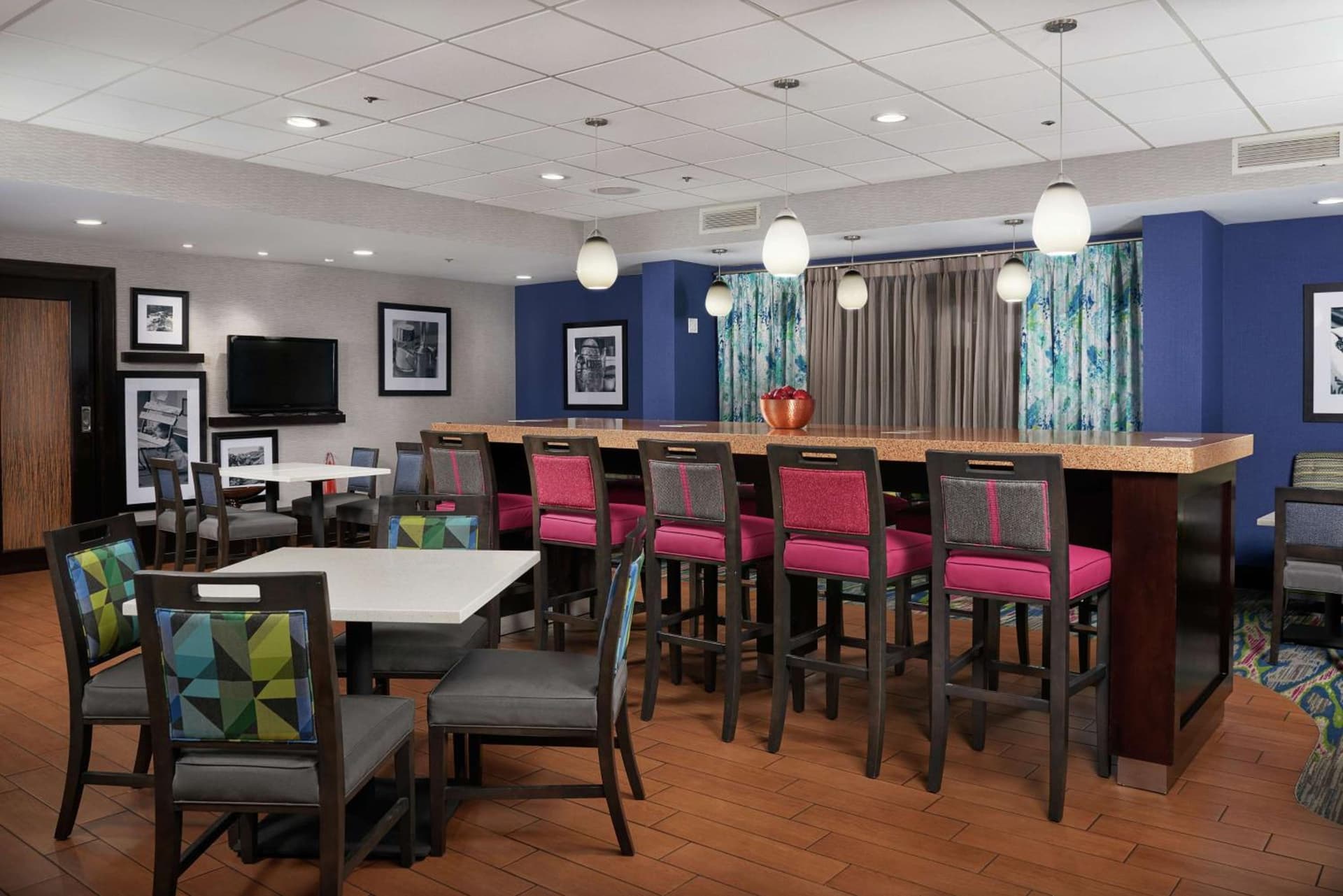 Hampton Inn Niagara Falls property views in Niagara Falls, NY — gallery photo 3