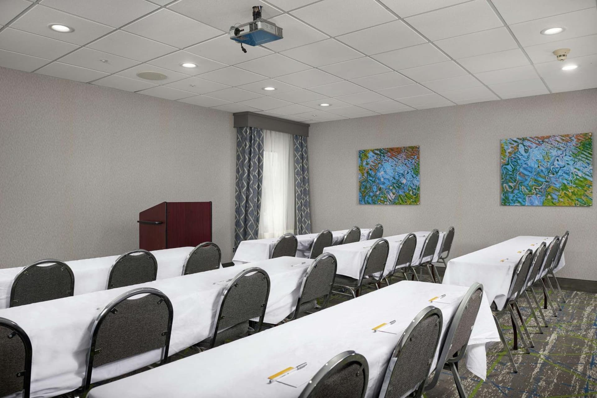 Hampton Inn Niagara Falls interior in Niagara Falls, NY — gallery photo 2