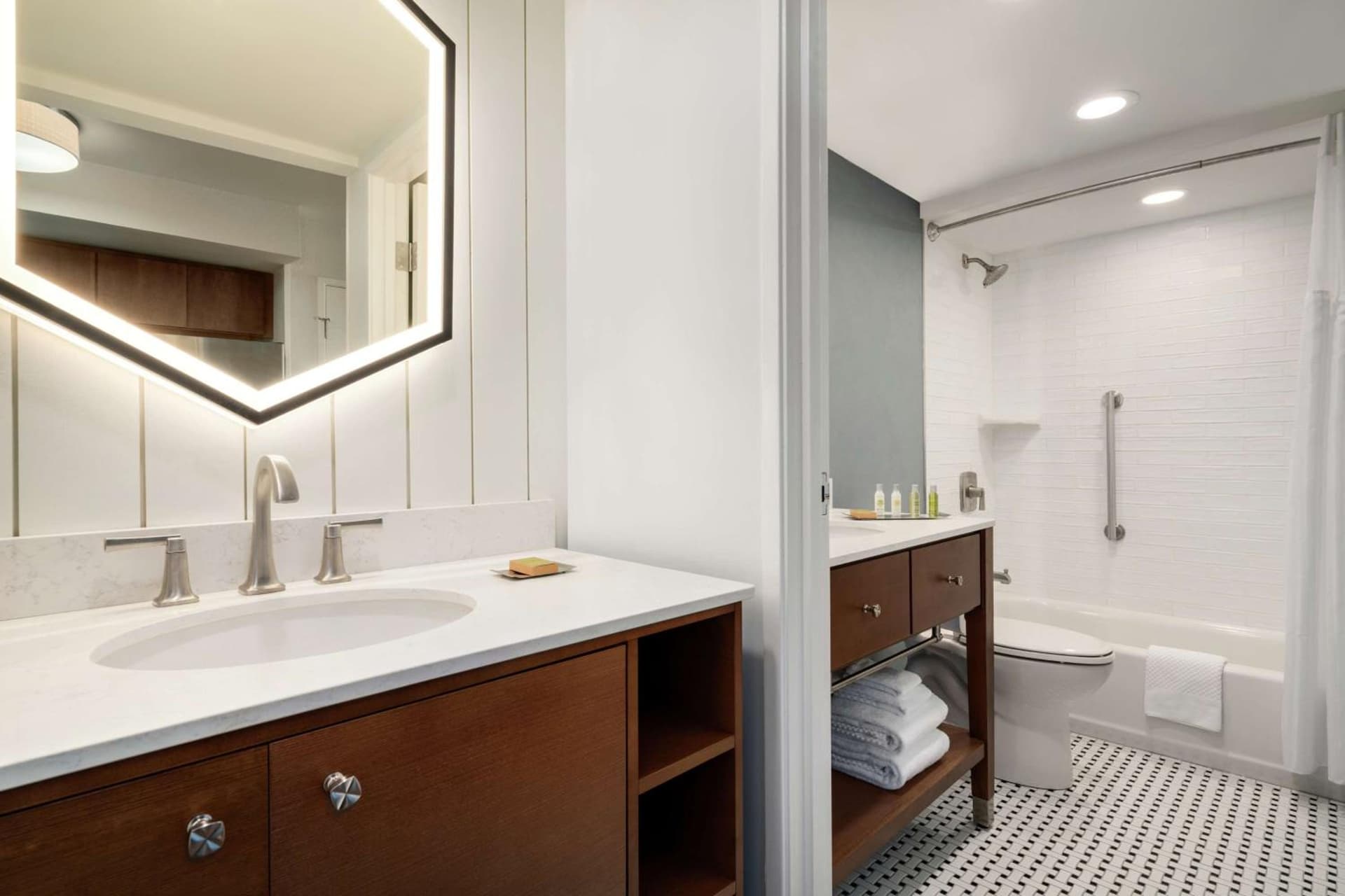 DoubleTree by Hilton Ocean City Oceanfront gallery photo in Ocean City, MD — image 36