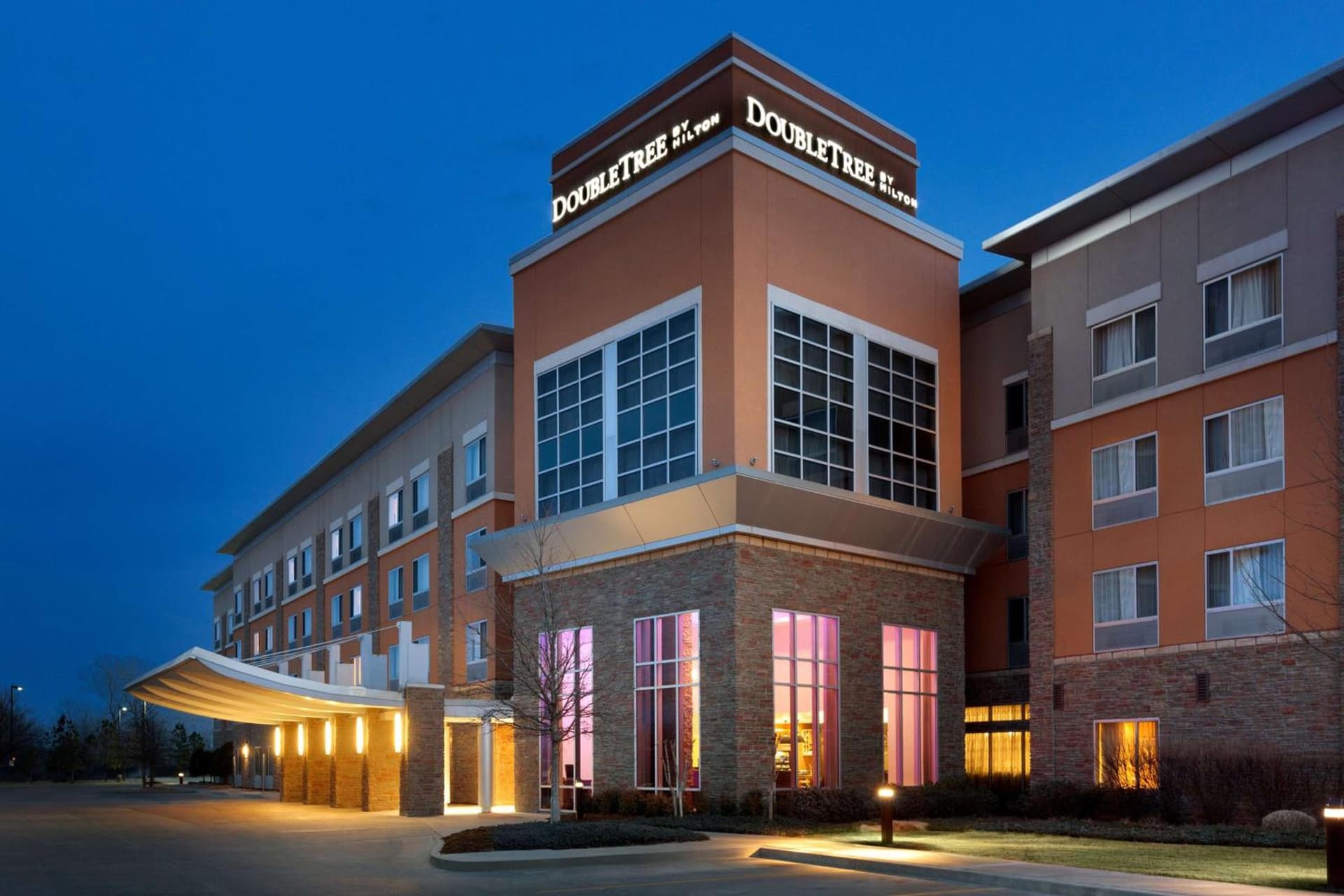 DoubleTree by Hilton Hotel Oklahoma City Airport interior in Oklahoma City, OK — gallery photo 2