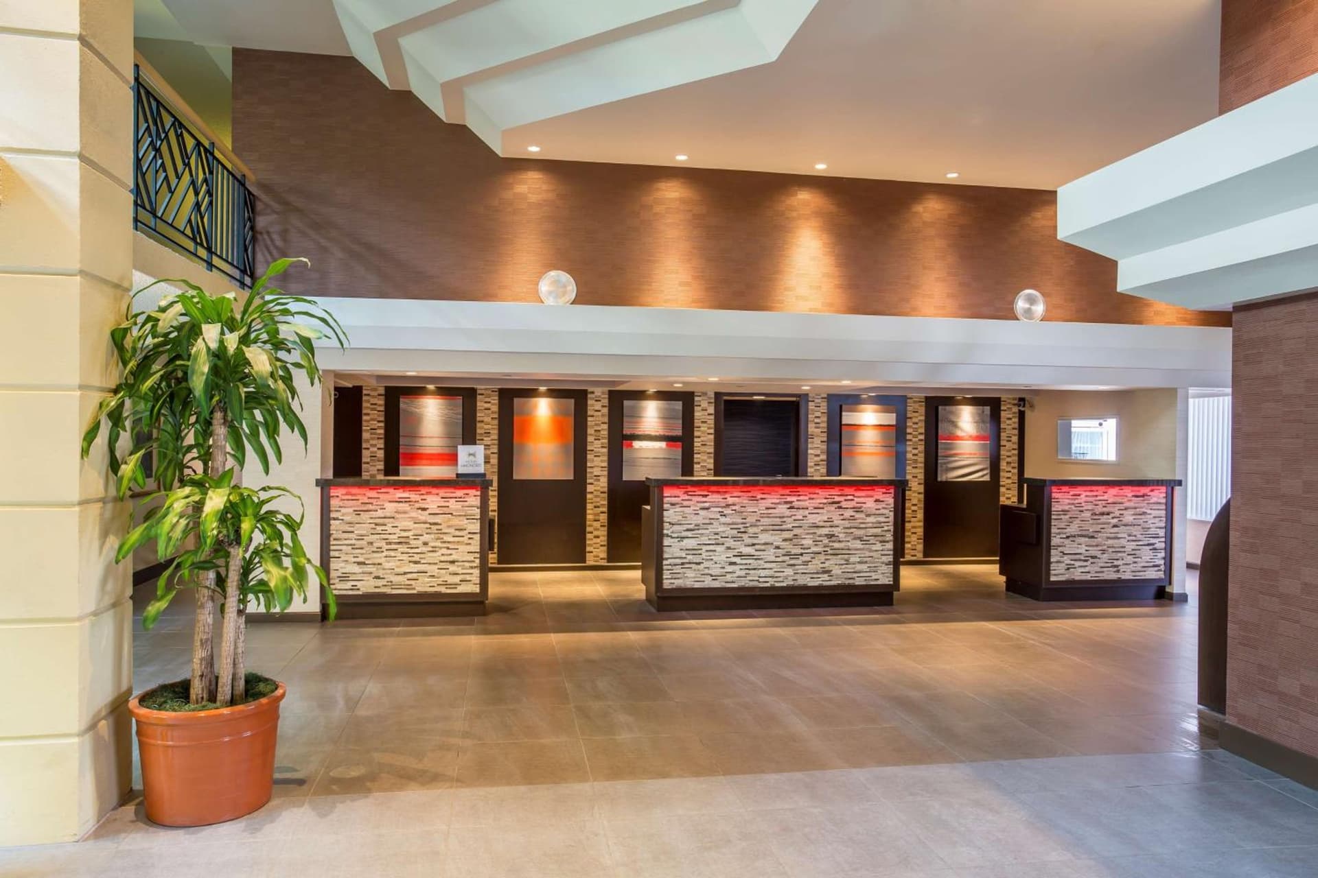 Embassy Suites by Hilton Piscataway Somerset interior in Piscataway, NJ — gallery photo 2