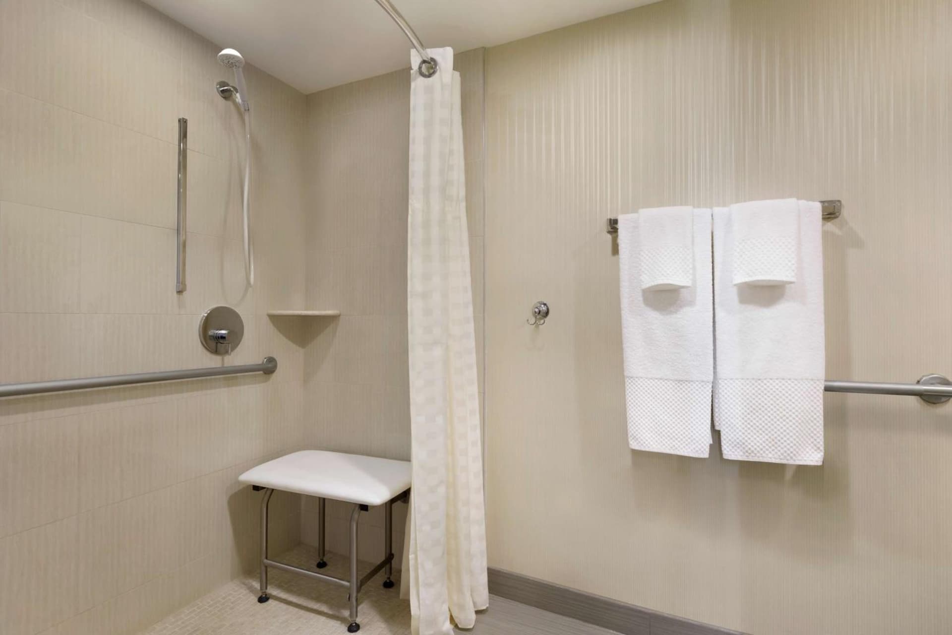 Embassy Suites by Hilton Piscataway Somerset gallery photo in Piscataway, NJ — image 8