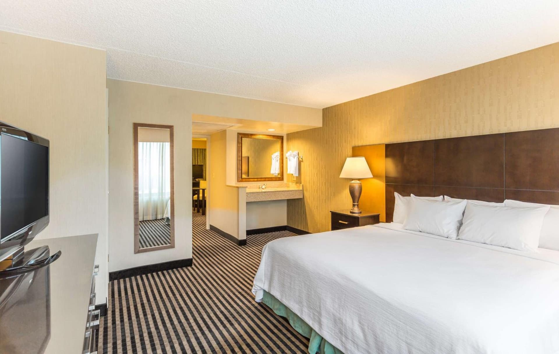 Embassy Suites by Hilton Piscataway Somerset gallery photo in Piscataway, NJ — image 6