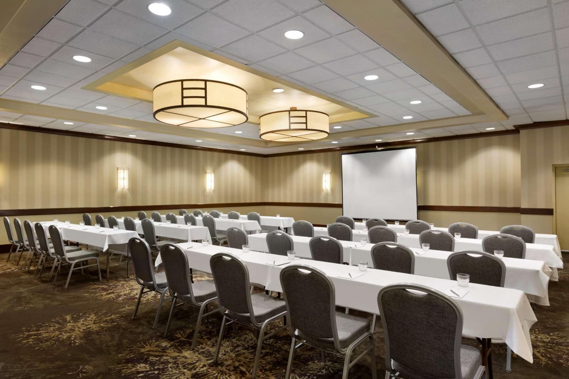 Embassy Suites by Hilton Piscataway Somerset gallery photo in Piscataway, NJ — image 34