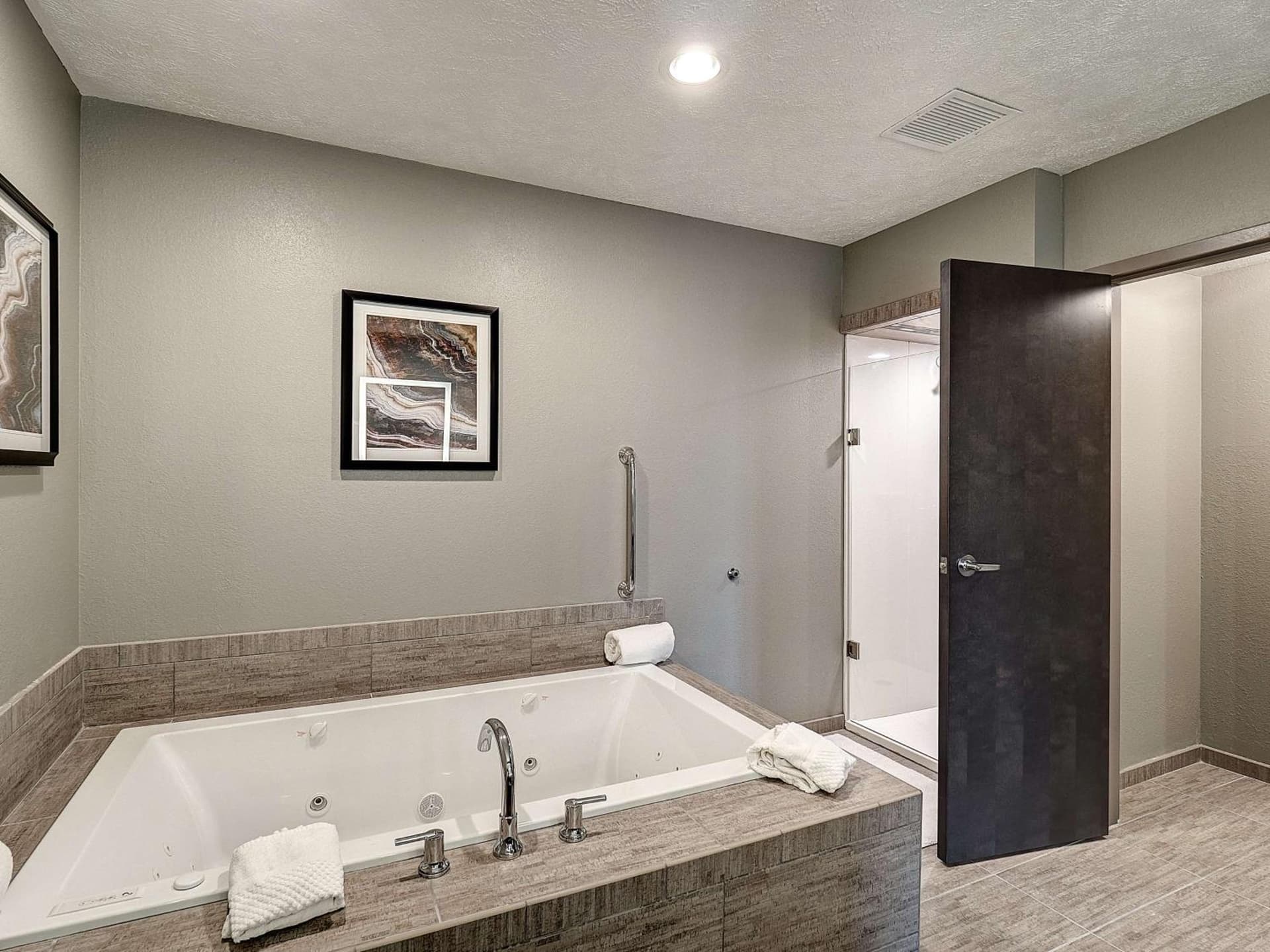 DoubleTree by Hilton Bloomington gallery photo in Bloomington, IL — image 33