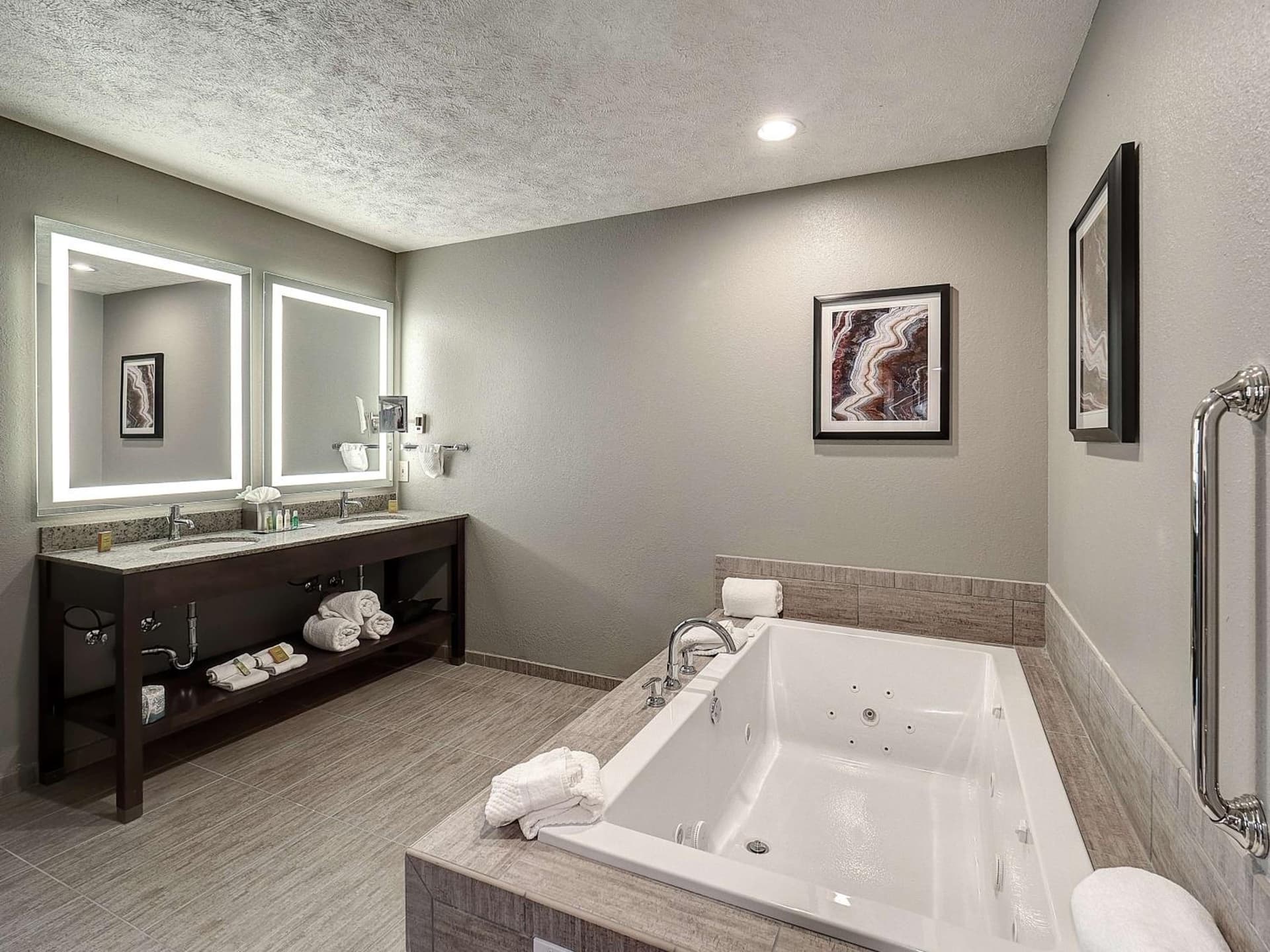 DoubleTree by Hilton Bloomington gallery photo in Bloomington, IL — image 48