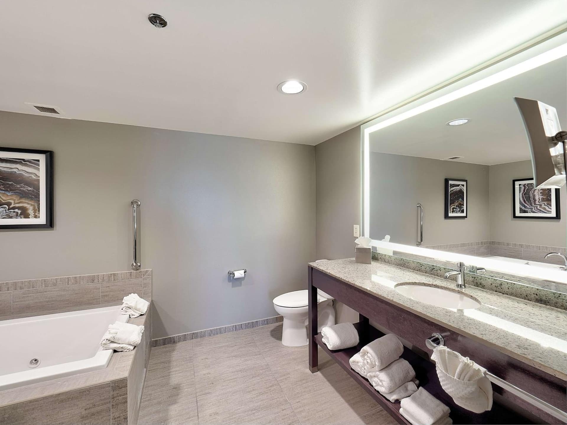 DoubleTree by Hilton Bloomington gallery photo in Bloomington, IL — image 63