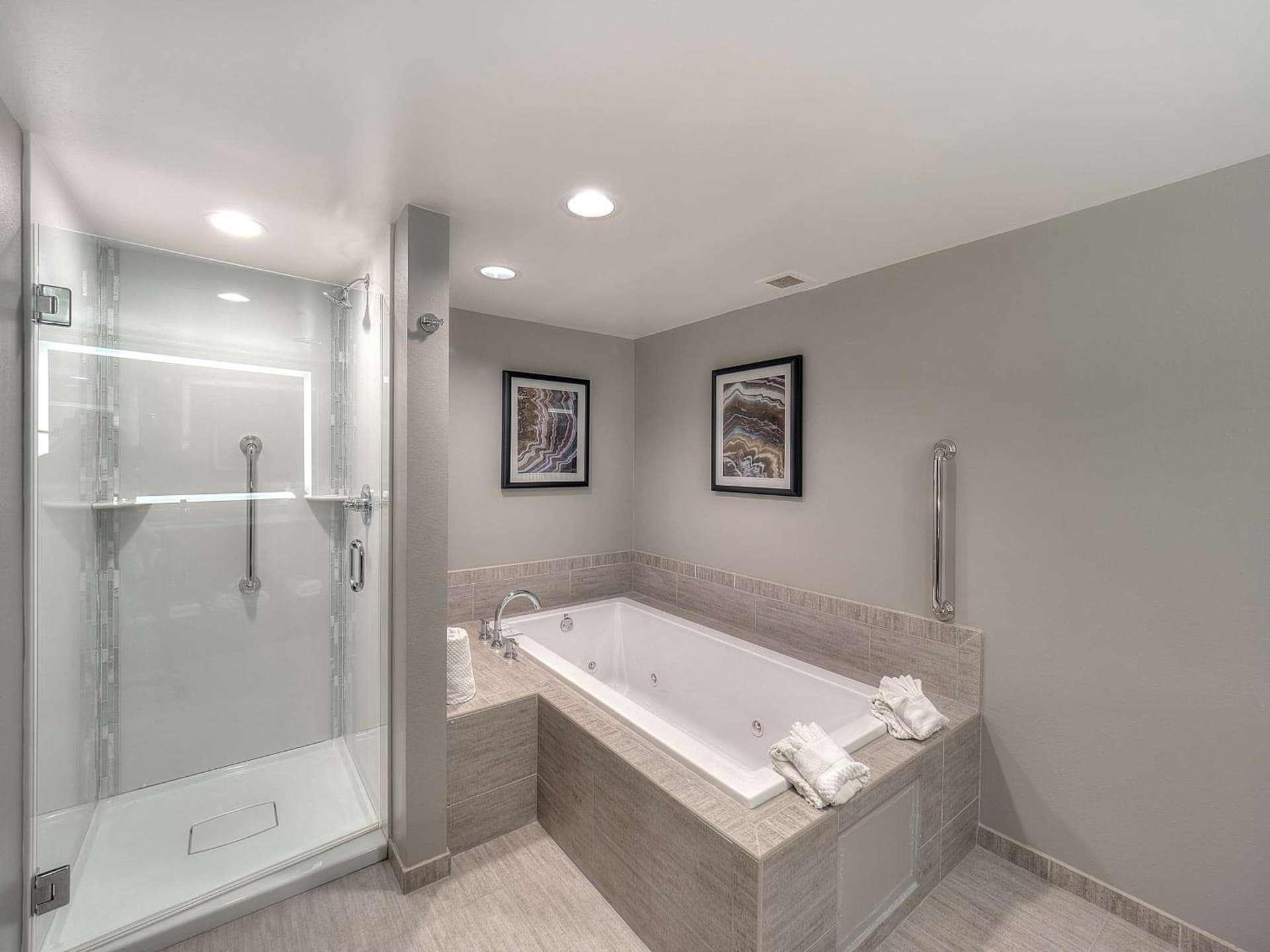 DoubleTree by Hilton Bloomington gallery photo in Bloomington, IL — image 81
