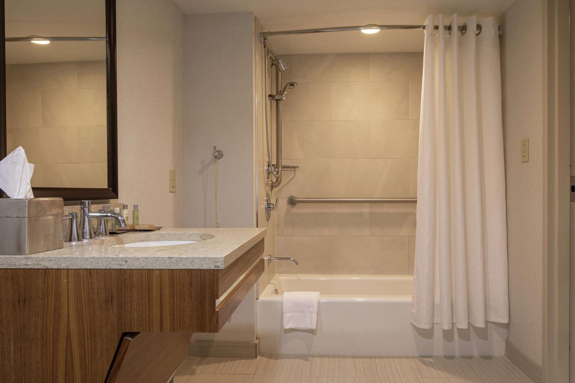 DoubleTree by Hilton Pittsburgh-Green Tree gallery photo in Pittsburgh, PA — image 9