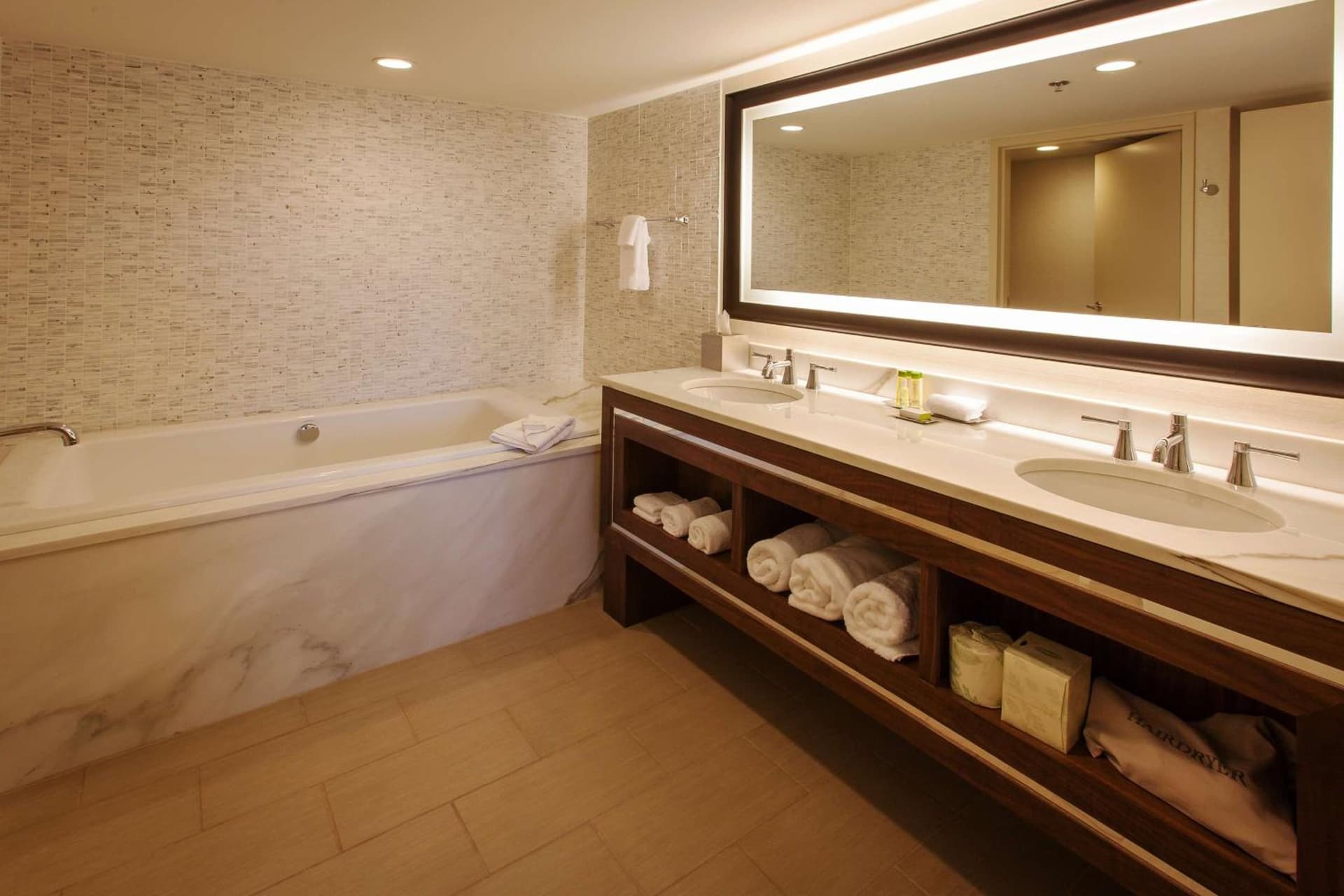 DoubleTree by Hilton Pittsburgh-Green Tree gallery photo in Pittsburgh, PA — image 10