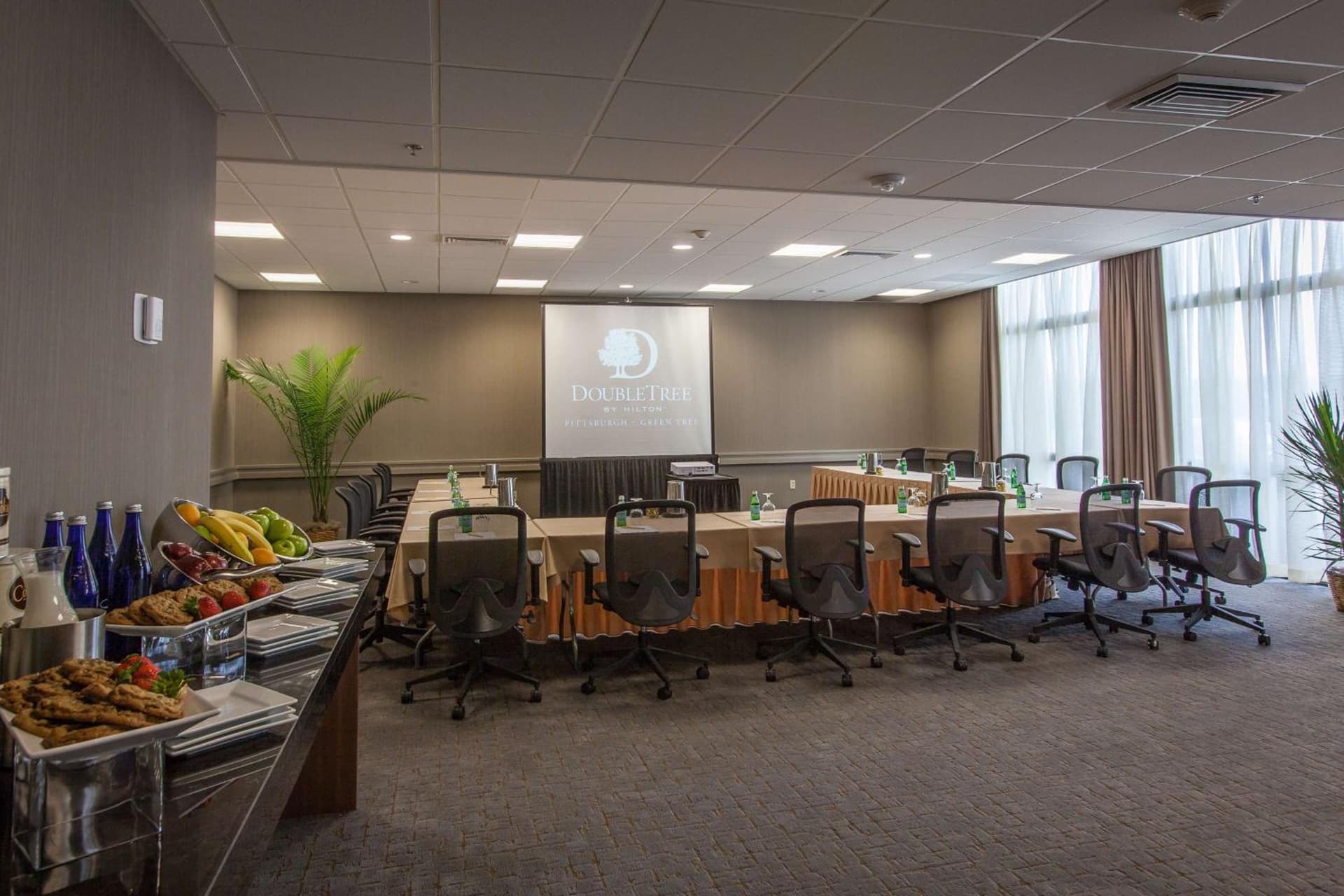 DoubleTree by Hilton Pittsburgh-Green Tree gallery photo in Pittsburgh, PA — image 6