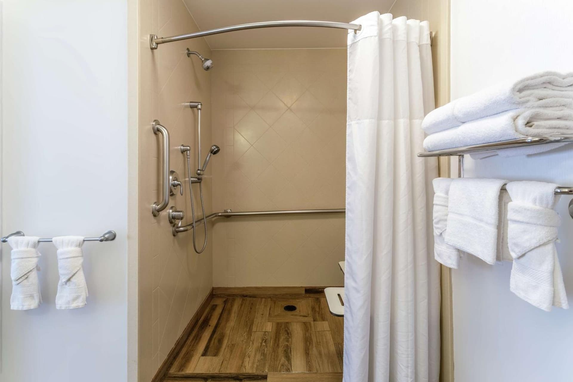 Hampton Inn & Suites Chicago - Libertyville interior in Libertyville, IL — gallery photo 2