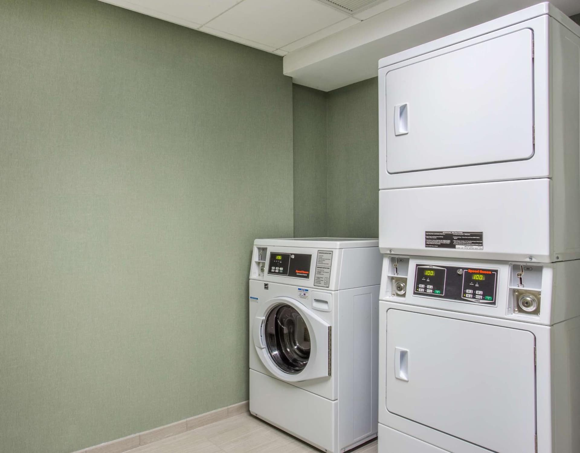 Hampton Inn & Suites Yonkers - Westchester interior in Yonkers, NY — gallery photo 2