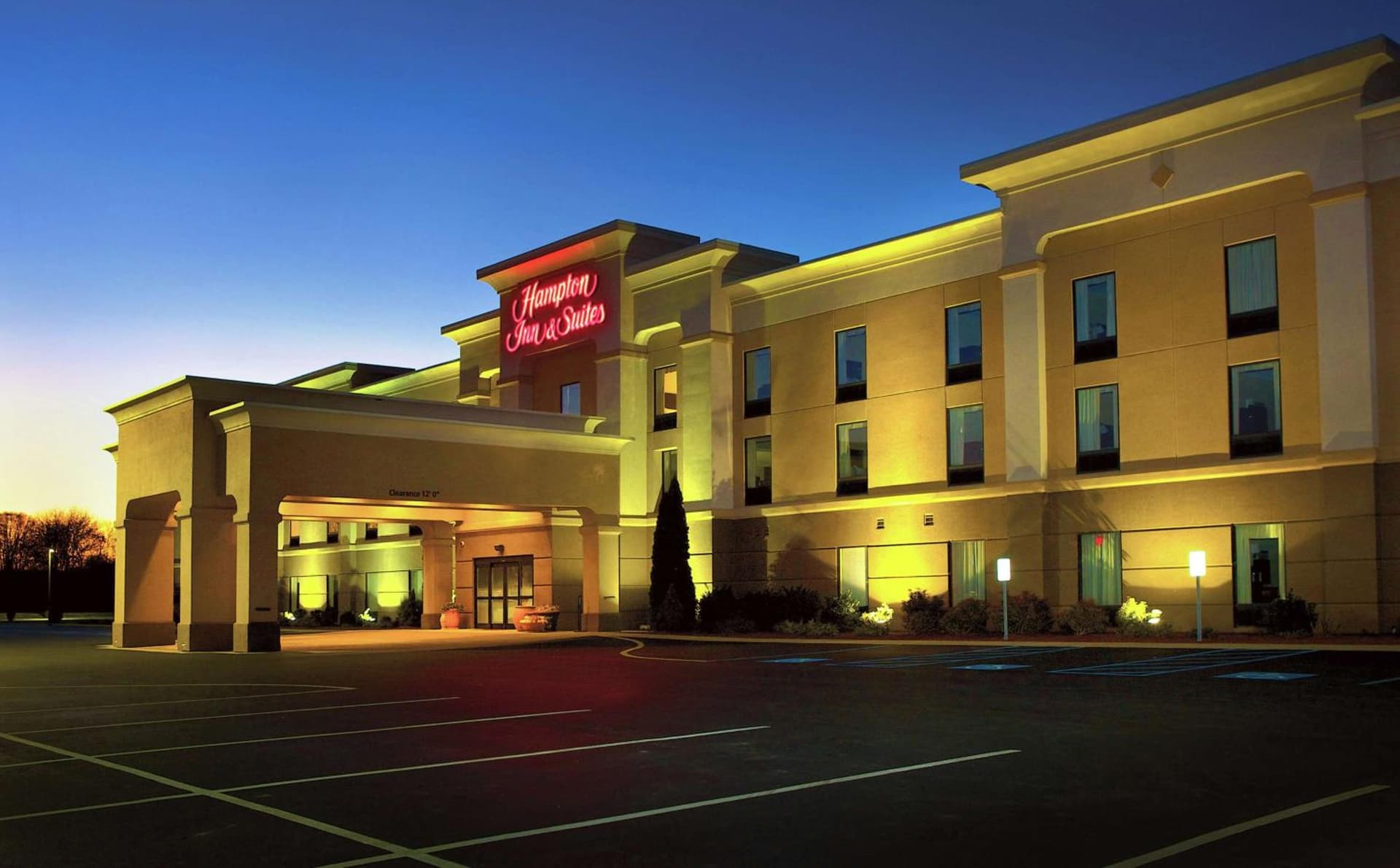 Hampton Inn and Suites of Lamar interior in Mill Hall, PA — gallery photo 2