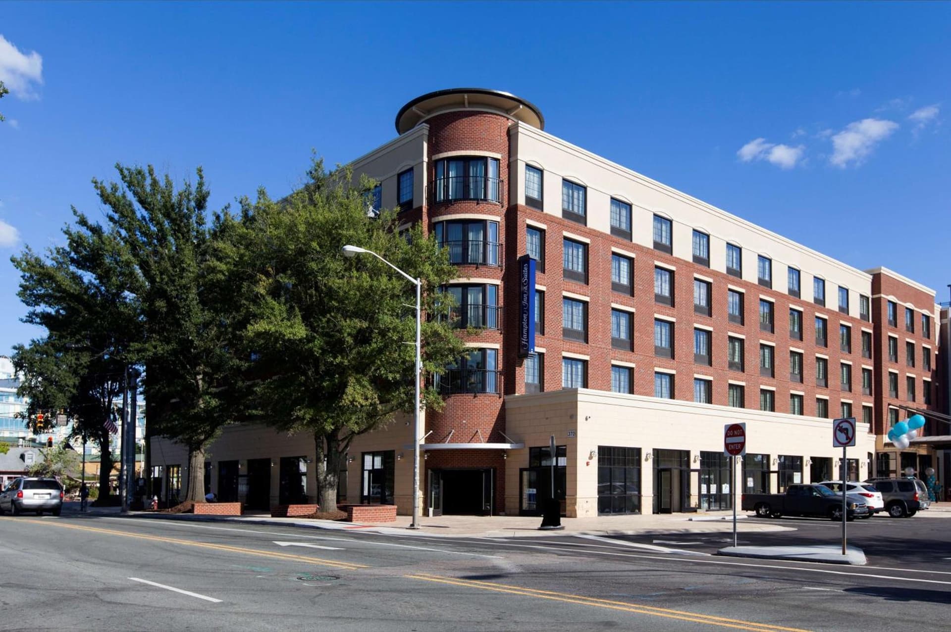 Hampton Inn & Suites Chapel Hill/Carrboro interior in Chapel Hill, NC — gallery photo 2