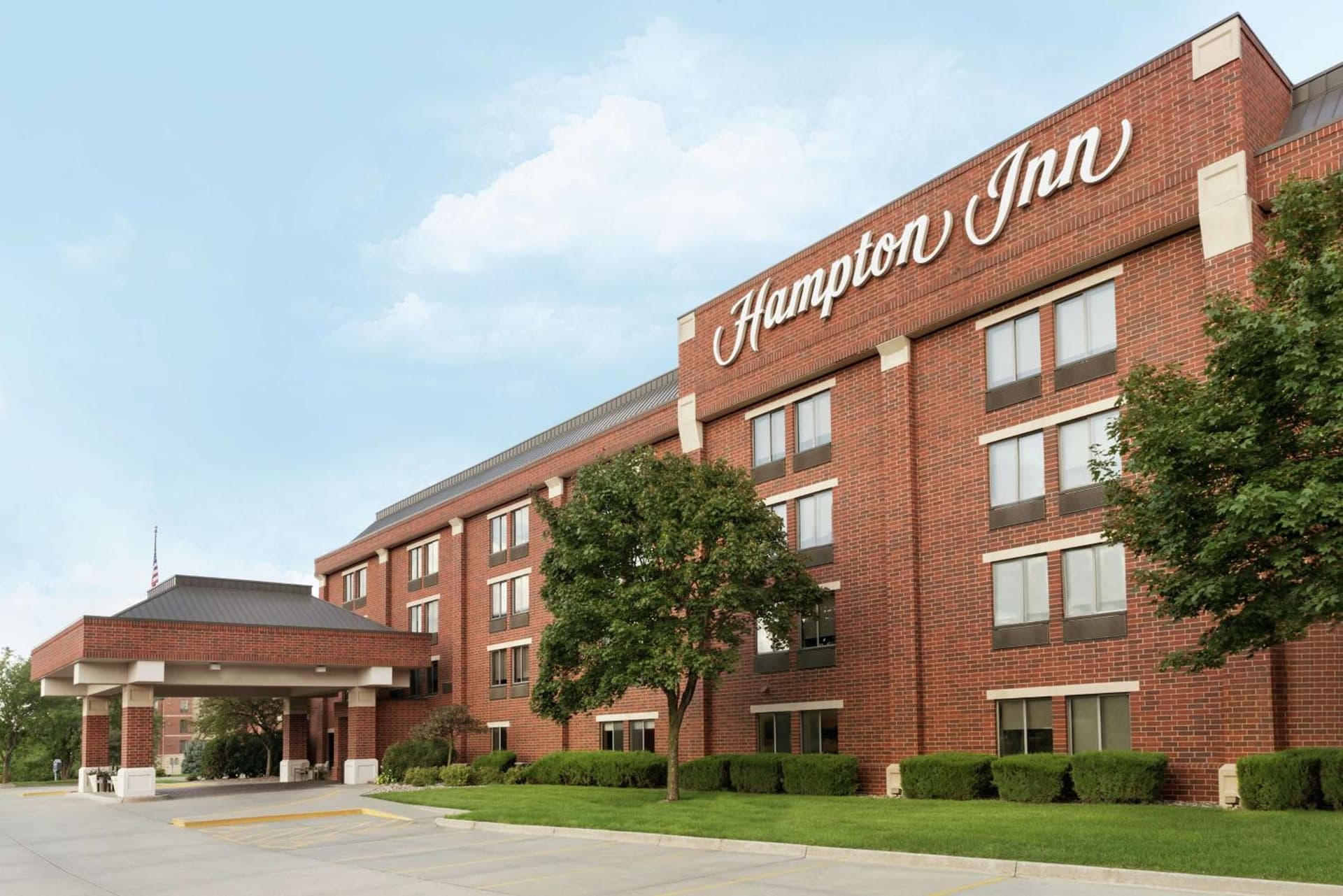 Hampton Inn West Des Moines Lake Drive interior in West Des Moines, IA — gallery photo 2