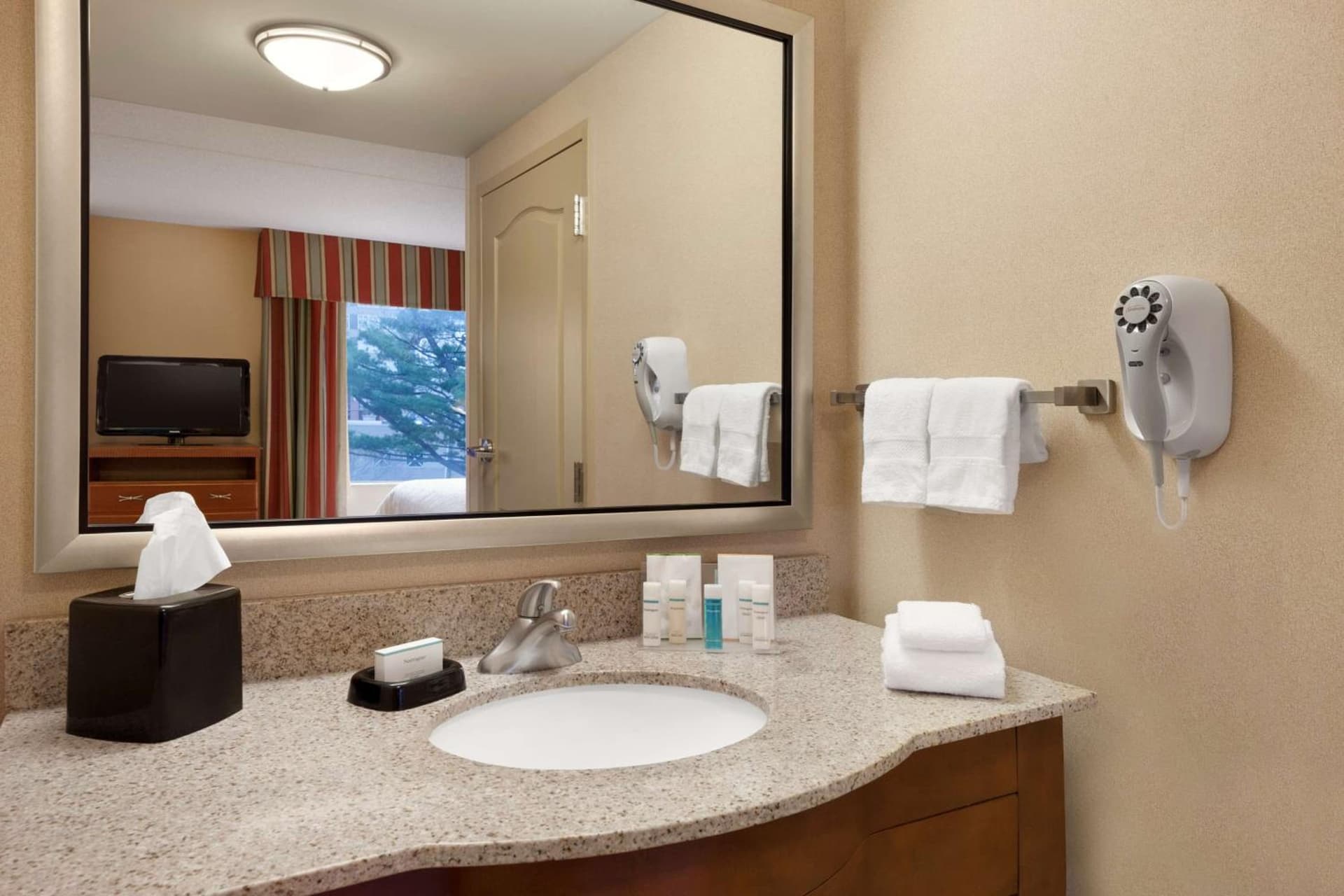 Hampton Inn & Suites East Hartford gallery photo in East Hartford — image 34