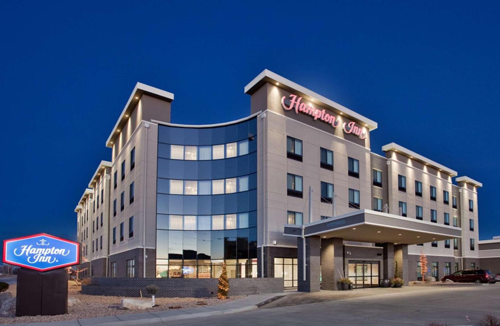 Hampton Inn Kearney interior in Kearney, NE — gallery photo 2