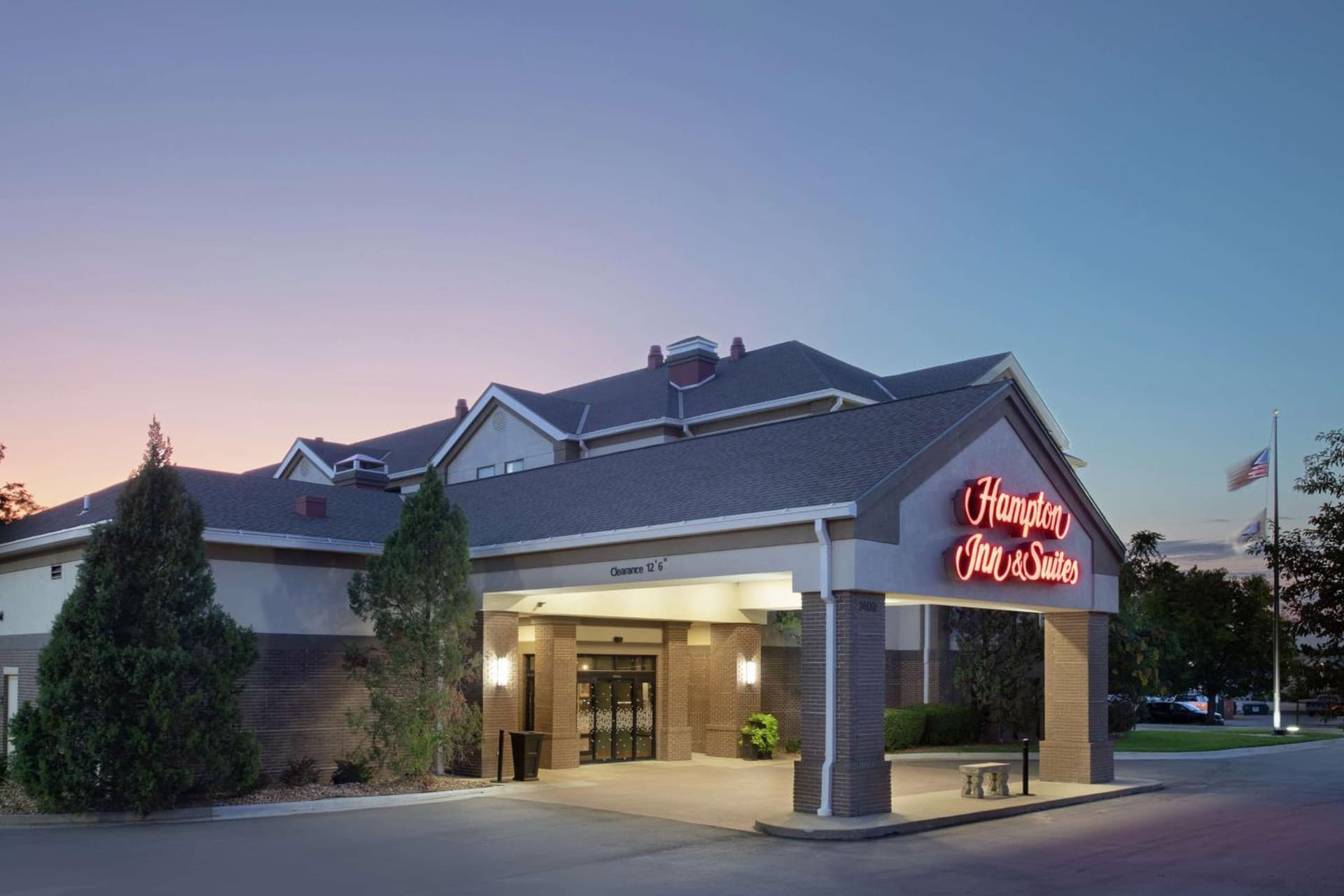 Hampton Inn & Suites Kansas City-Merriam interior in Merriam, KS — gallery photo 2