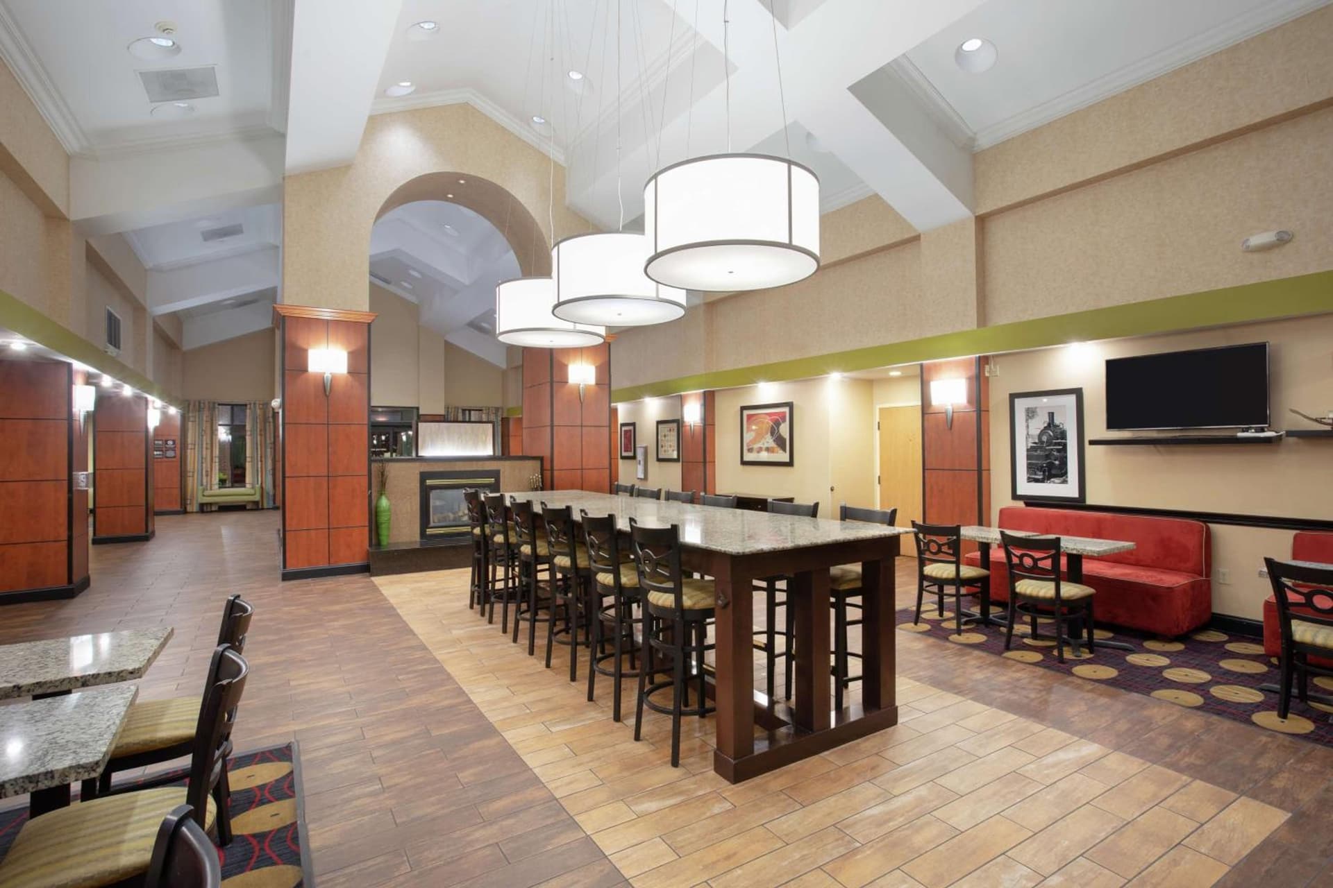 Hampton Inn & Suites Kansas City-Merriam property views in Merriam, KS — gallery photo 3
