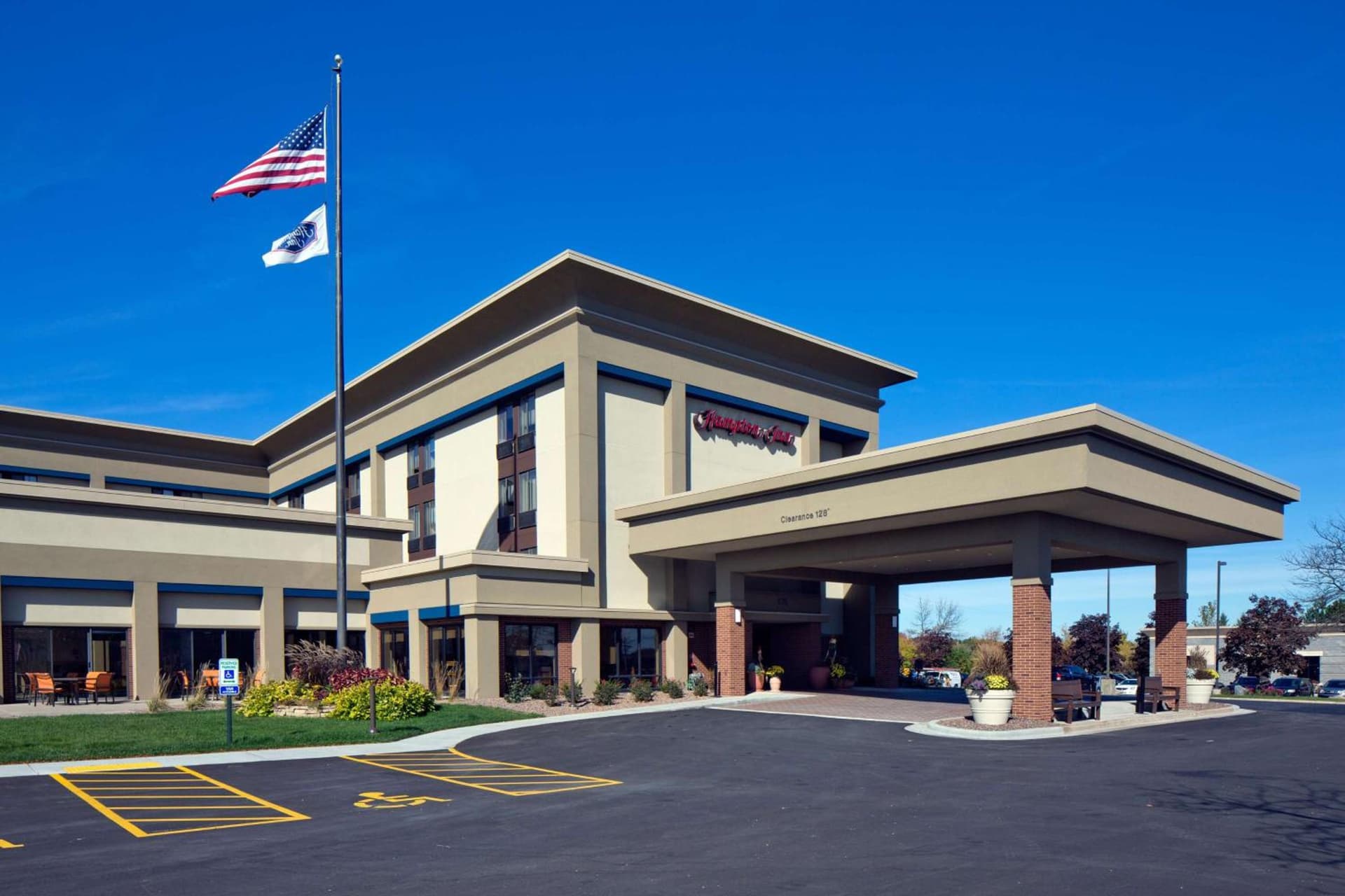 Hampton Inn Milwaukee Brookfield interior in Brookfield, WI — gallery photo 2