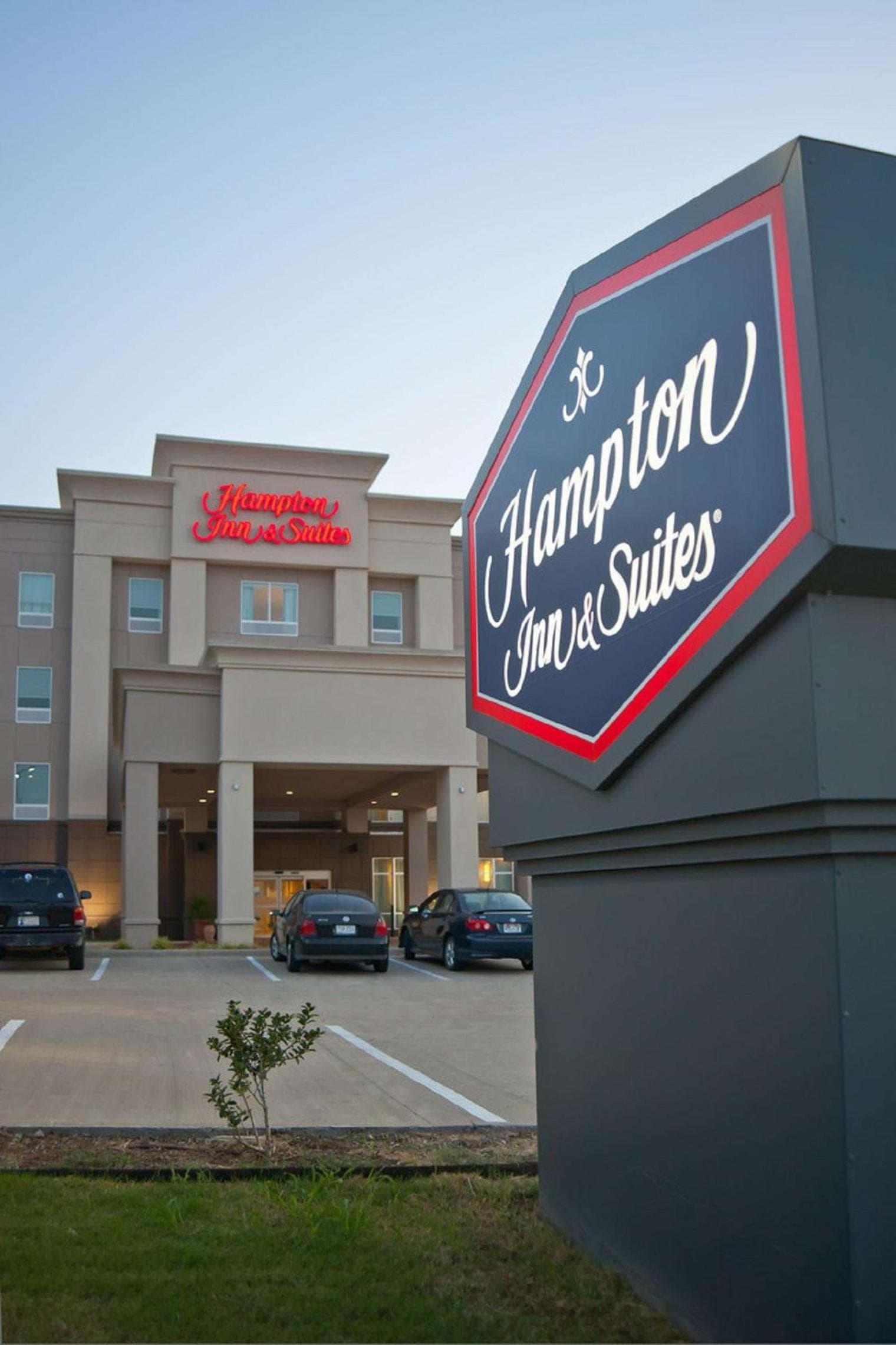 Hampton Inn & Suites Denison interior in Denison, TX — gallery photo 2