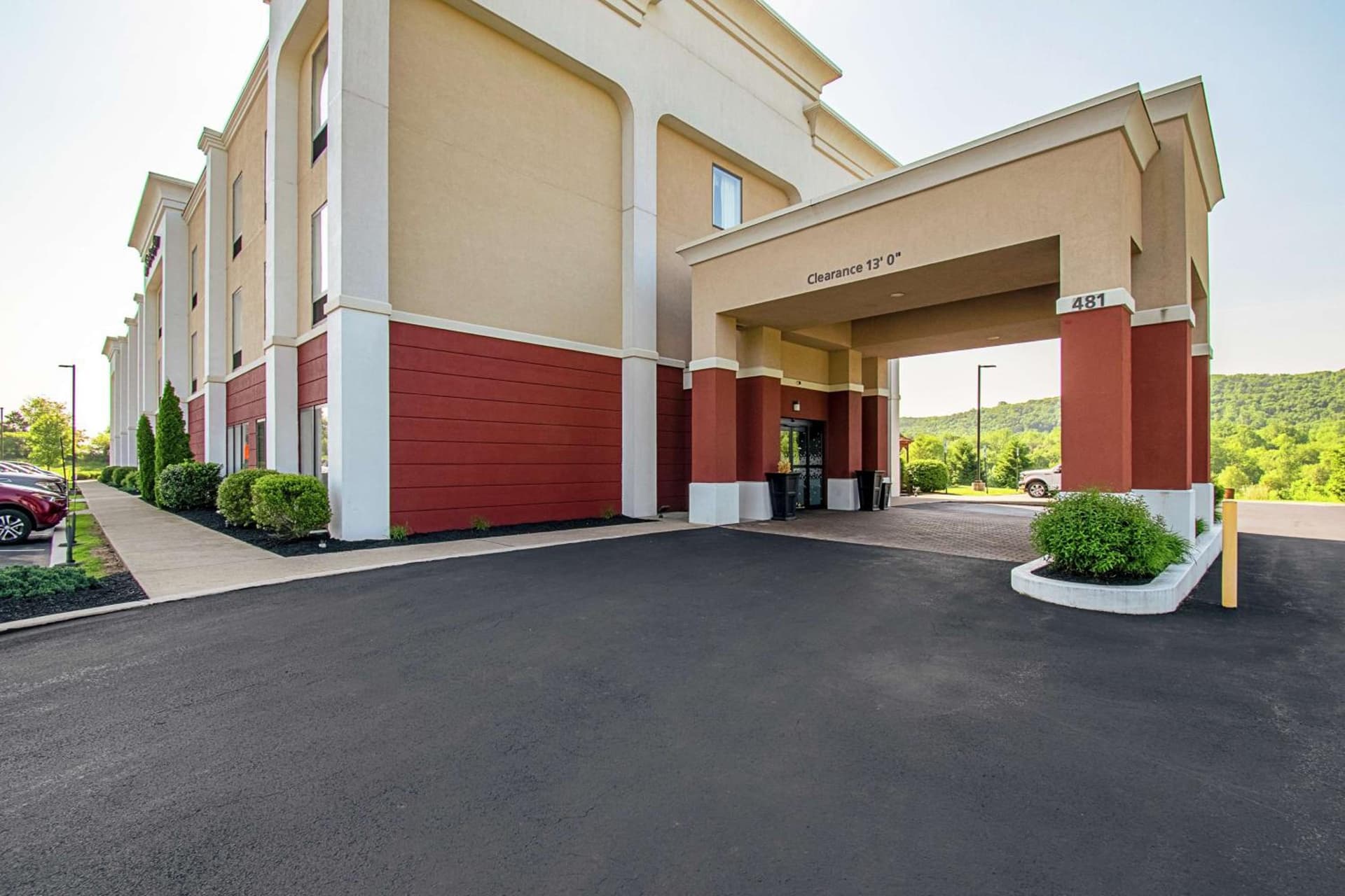 Hampton Inn Pine Grove interior in Pine Grove, PA — gallery photo 2