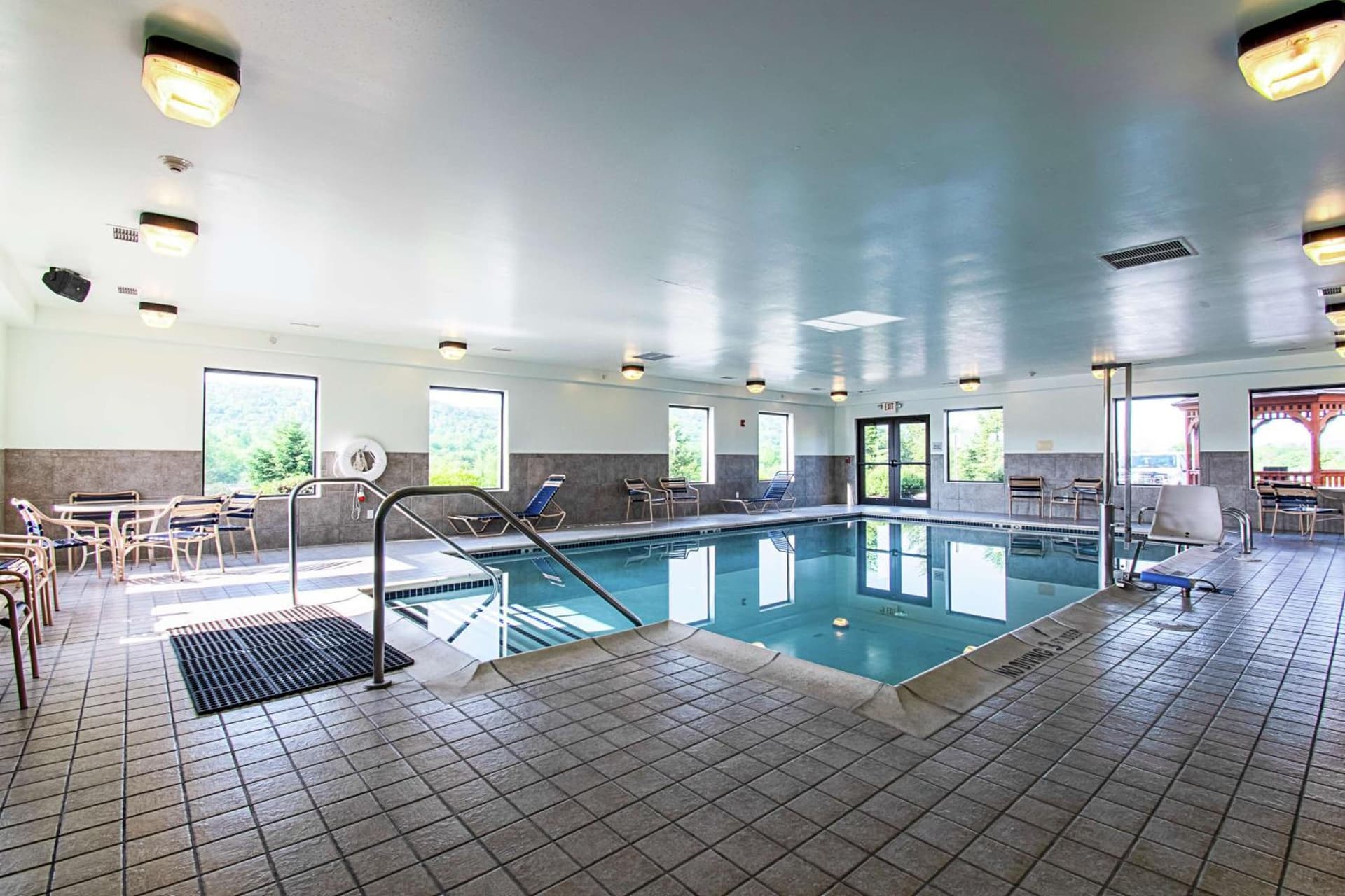 Hampton Inn Pine Grove interior in Pine Grove, PA — gallery photo 2