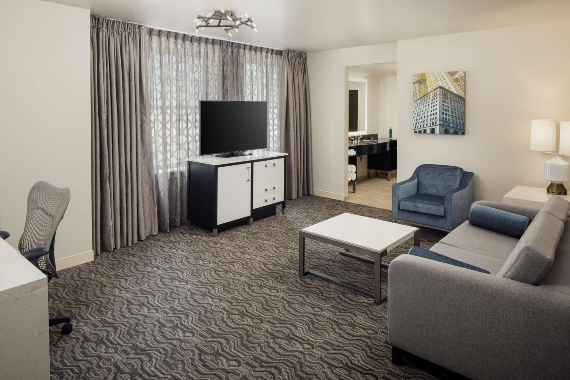 DoubleTree Suites by Hilton Hotel Detroit Downtown - Fort Shelby gallery photo in Detroit, MI — image 19